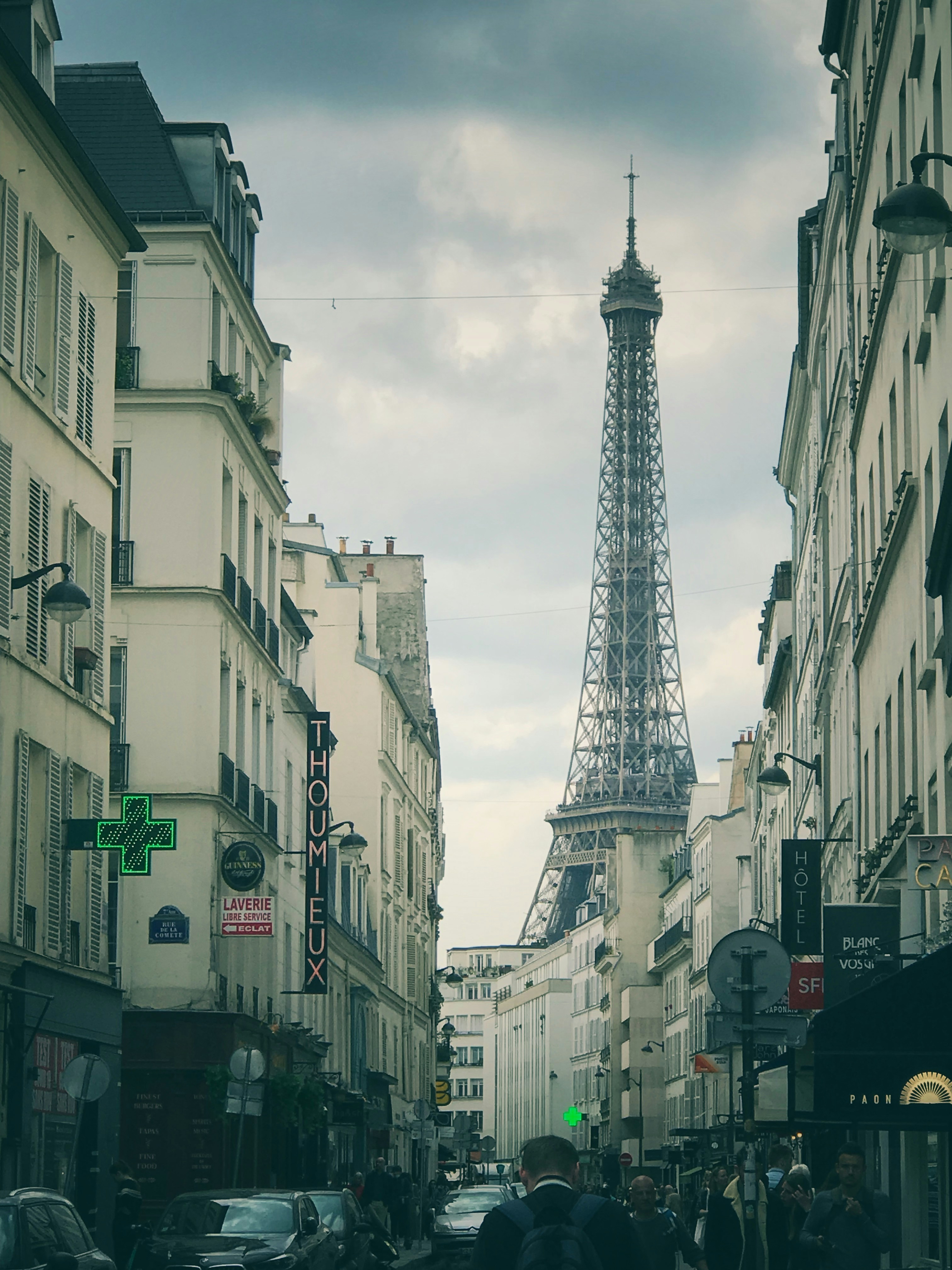 The eiffel tower towering over the city of paris photo – Free Париж