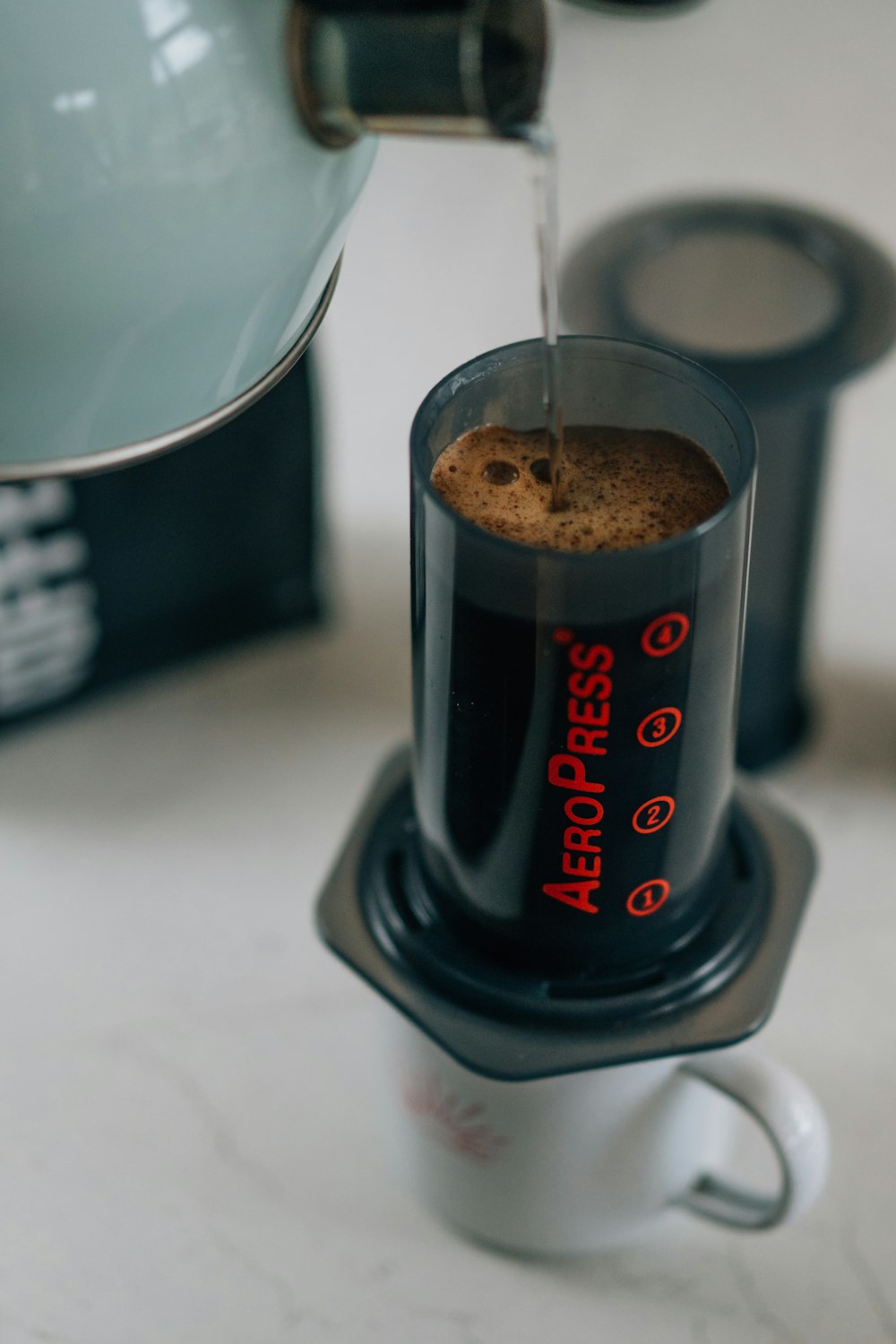 eine Kaffeemaschine, die eine Tasse Kaffee einschenkt