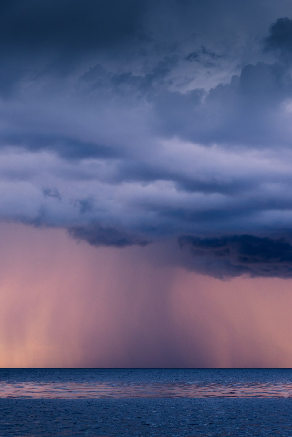 Una gran tormenta moviéndose a través de un gran cuerpo de agua