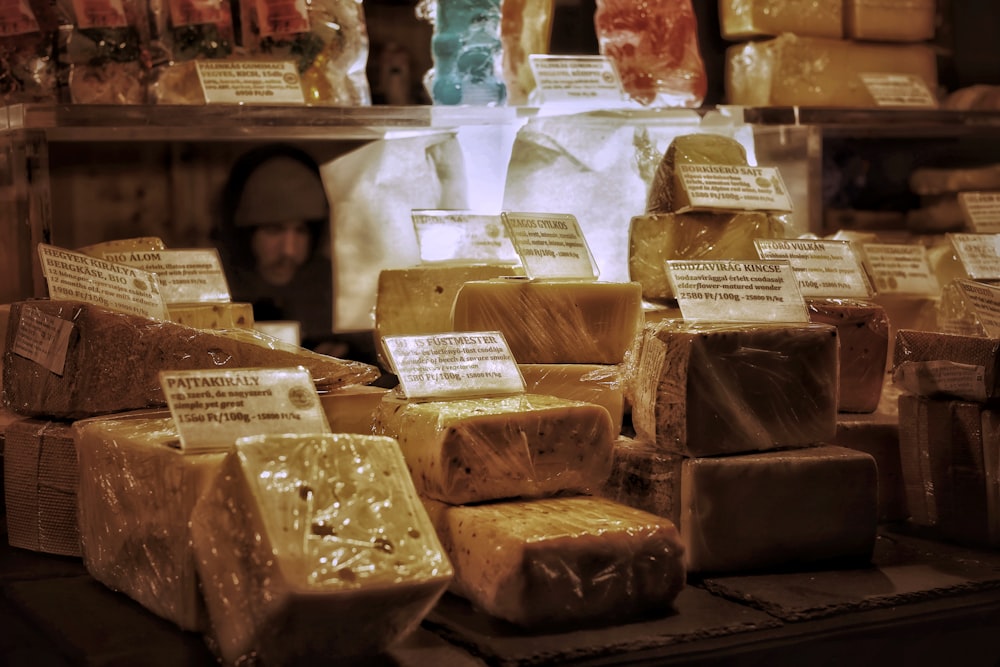 다양한 종류의 치즈로 가득한 상점의 디스플레이