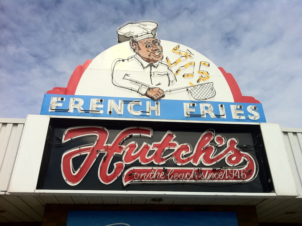 Un letrero para un restaurante de papas fritas en el costado de un edificio