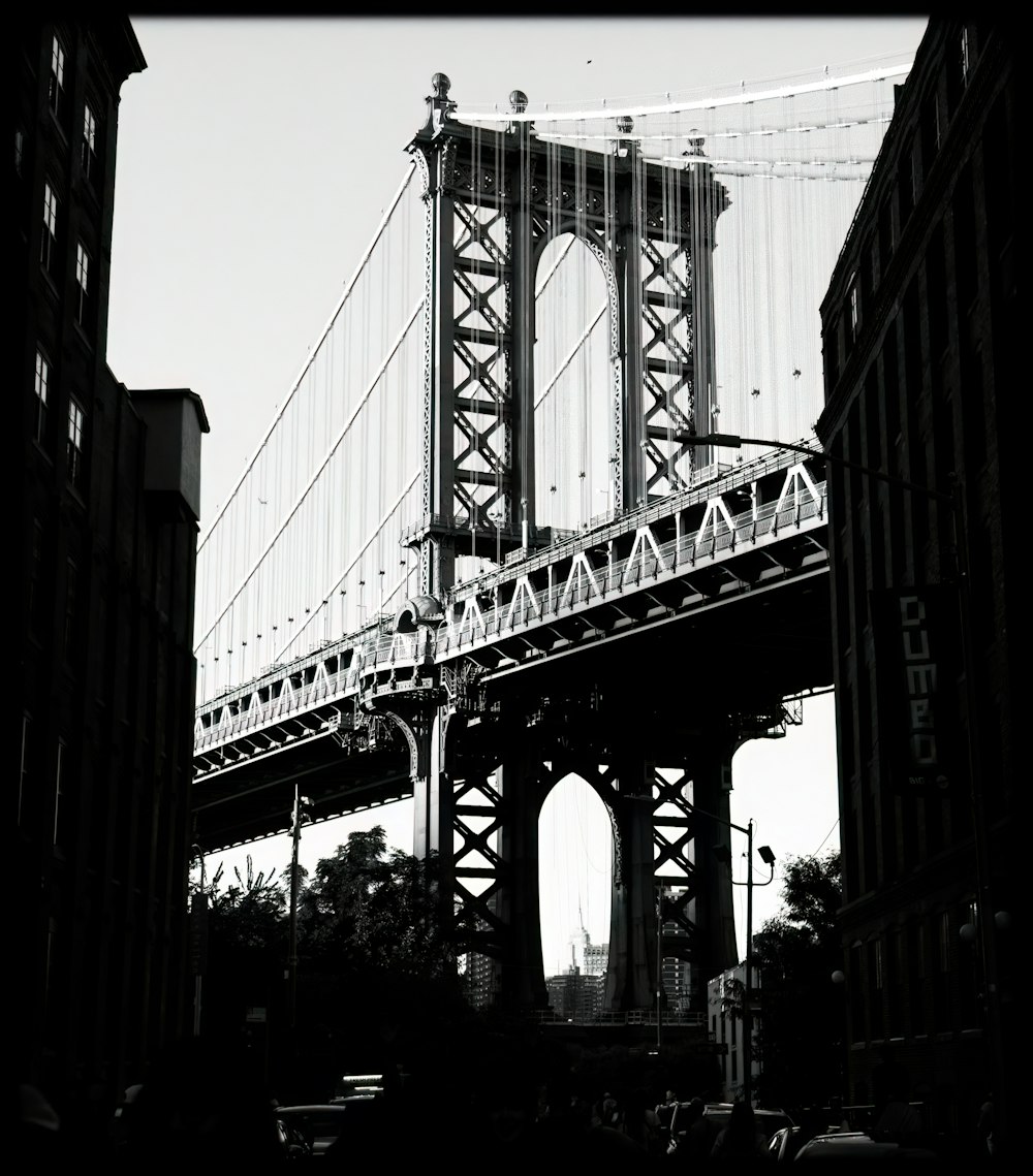 a black and white photo of the manhattan bridge