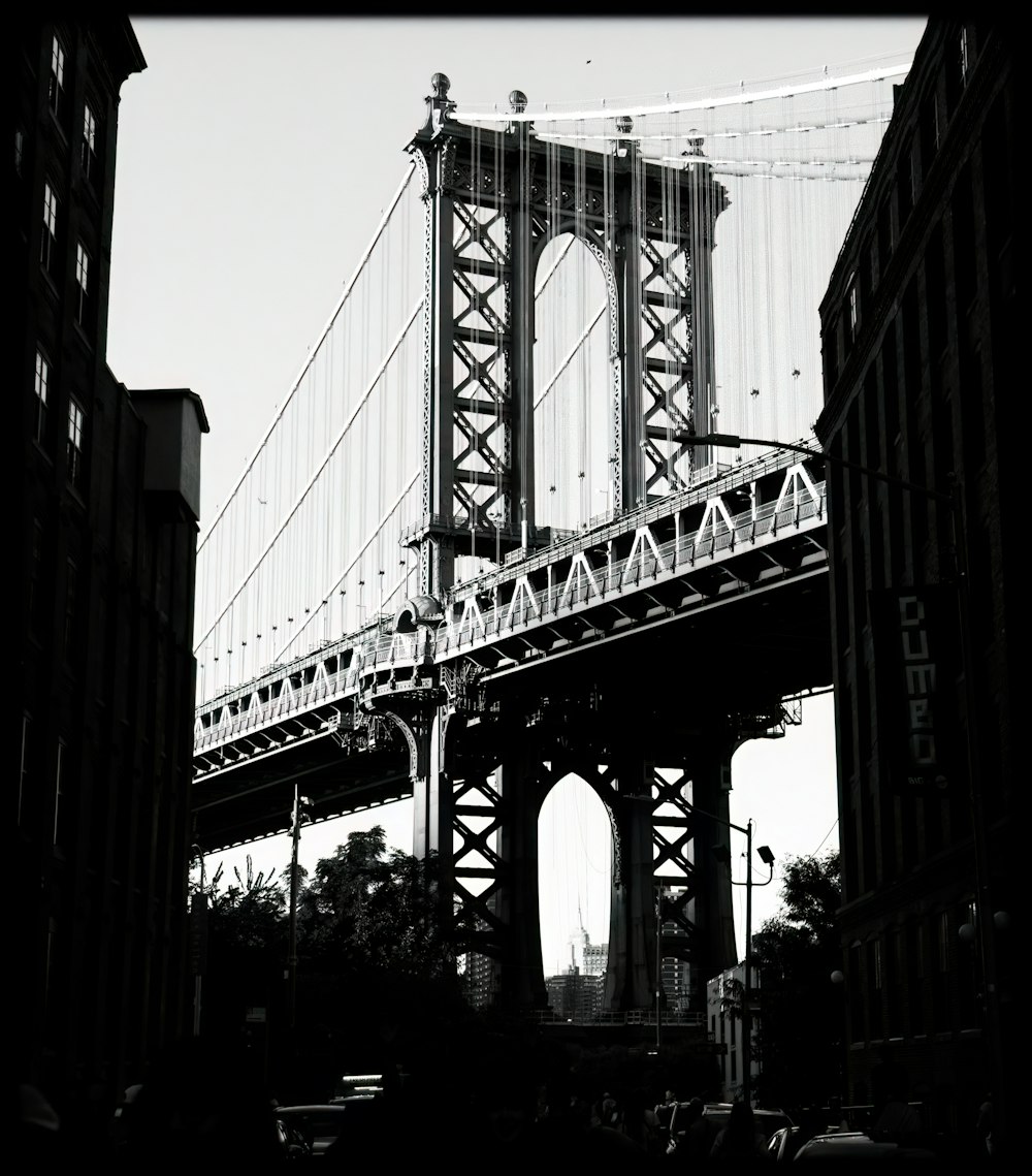 Una foto en blanco y negro del puente de Manhattan