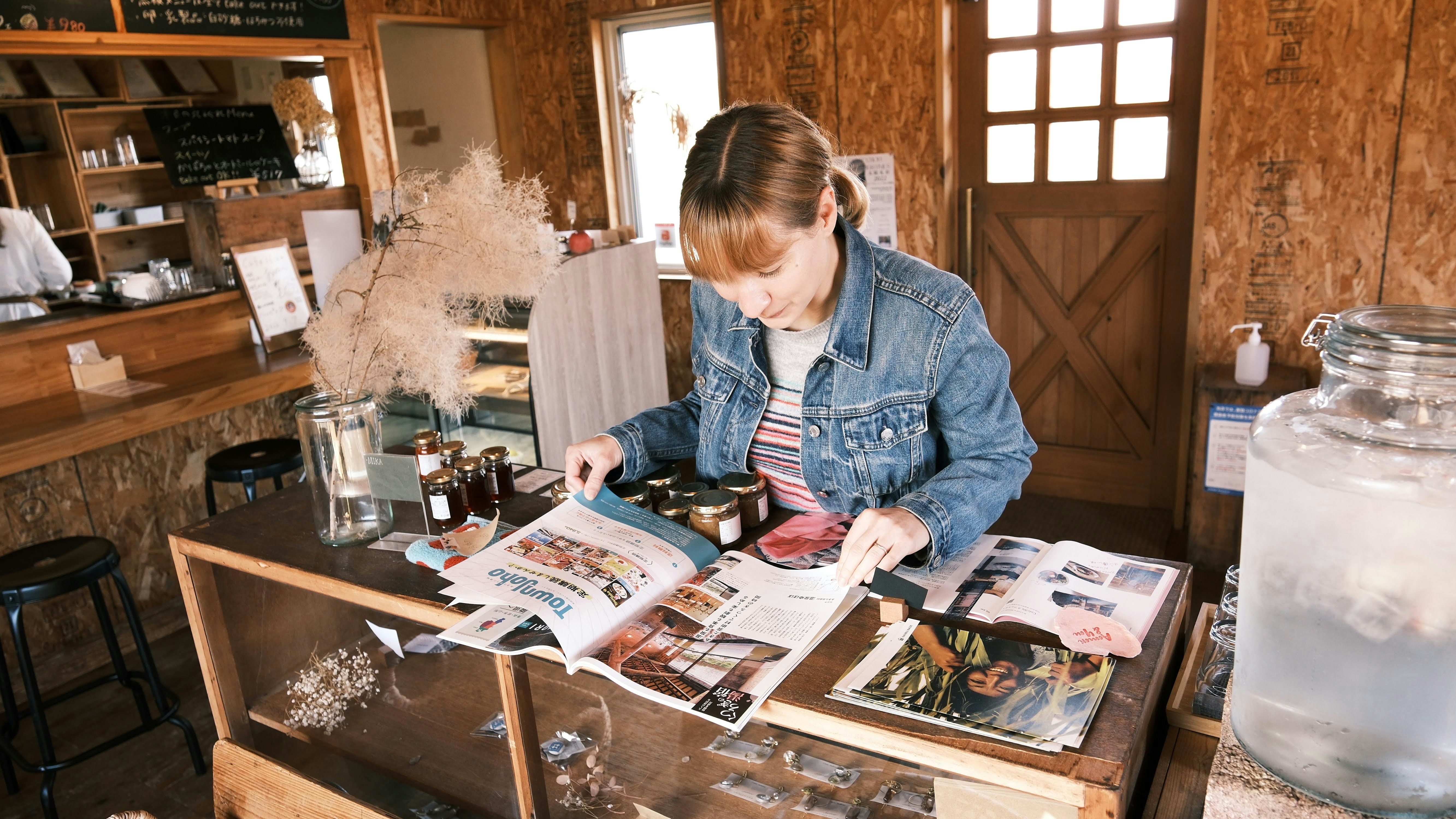 The cozy and warm atmosphere inside Benìss Caffè Bistrò.