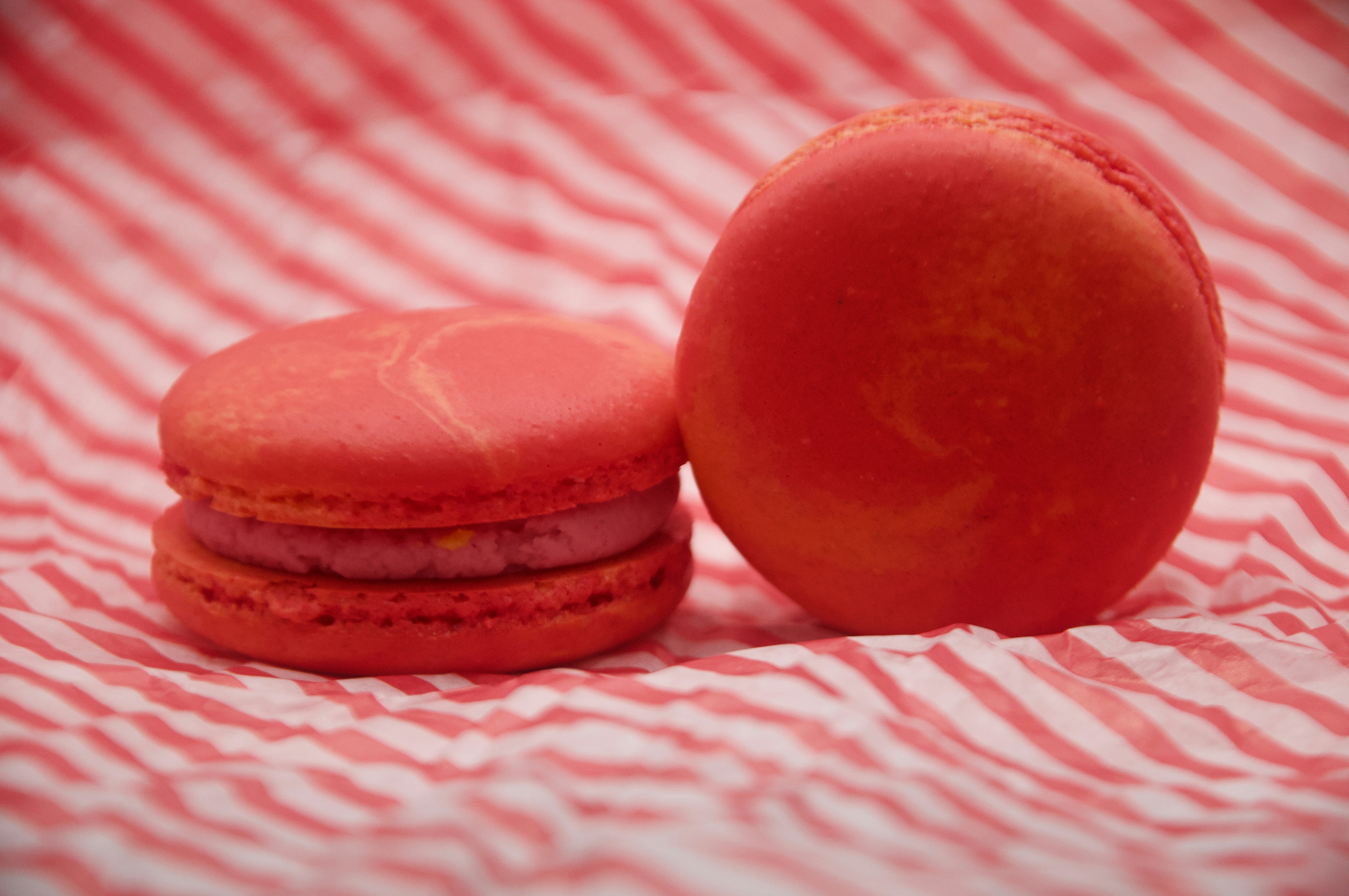 Un couple de macarons rouges assis sur une table photo – Image gratuite ...