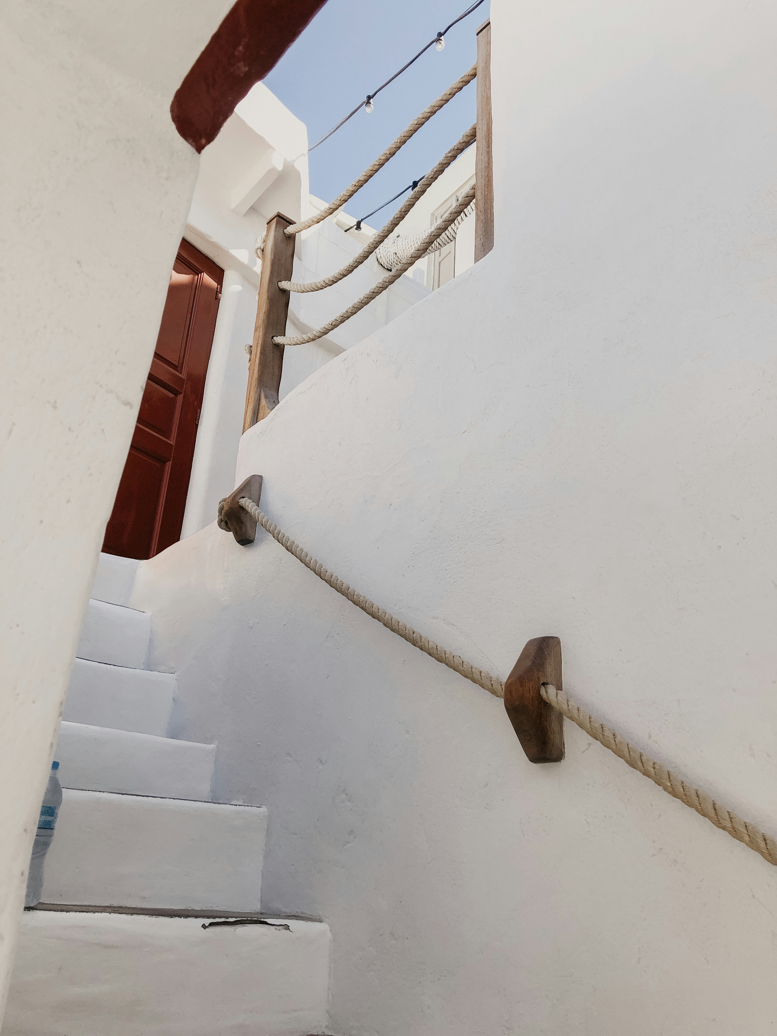 una caja de escalera con una cuerda y una puerta