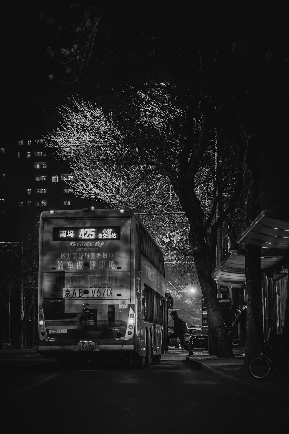 Una foto in bianco e nero di un autobus di notte