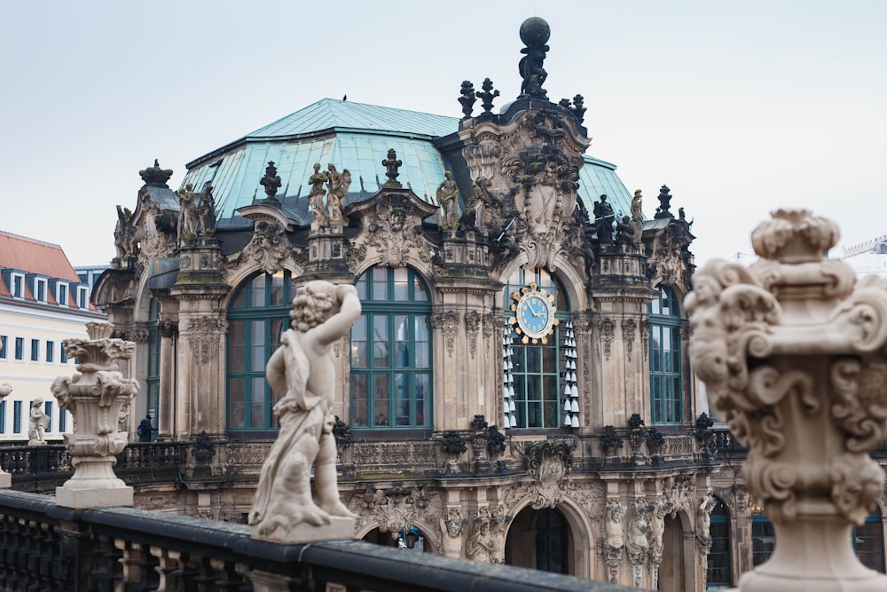 un grande edificio con statue sul lato di esso