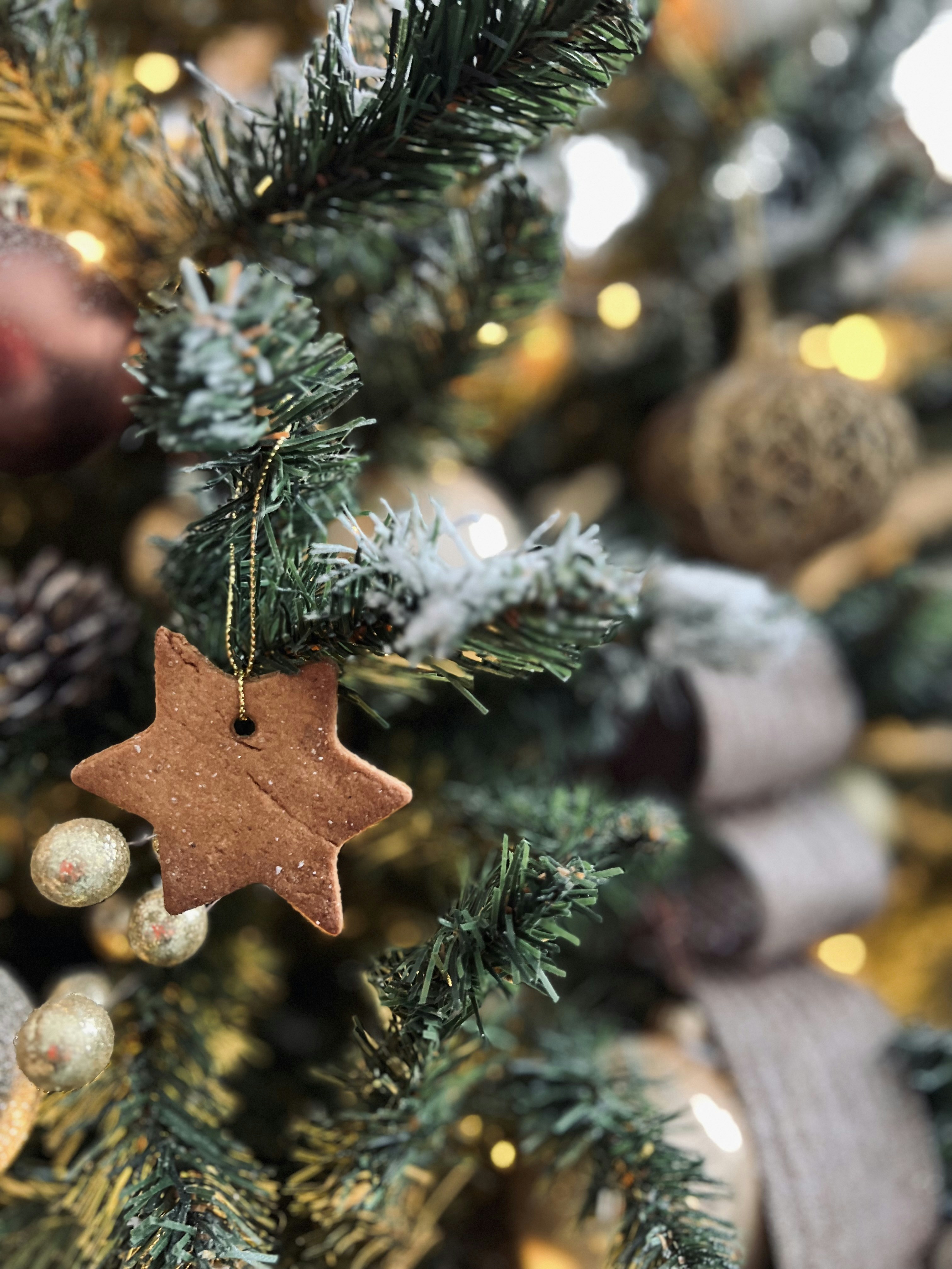 별 장식이 있는 크리스마스 트리의 클로즈업