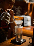 Suasana hangat kelas barista dengan peserta antusias mengikuti demo brewing.