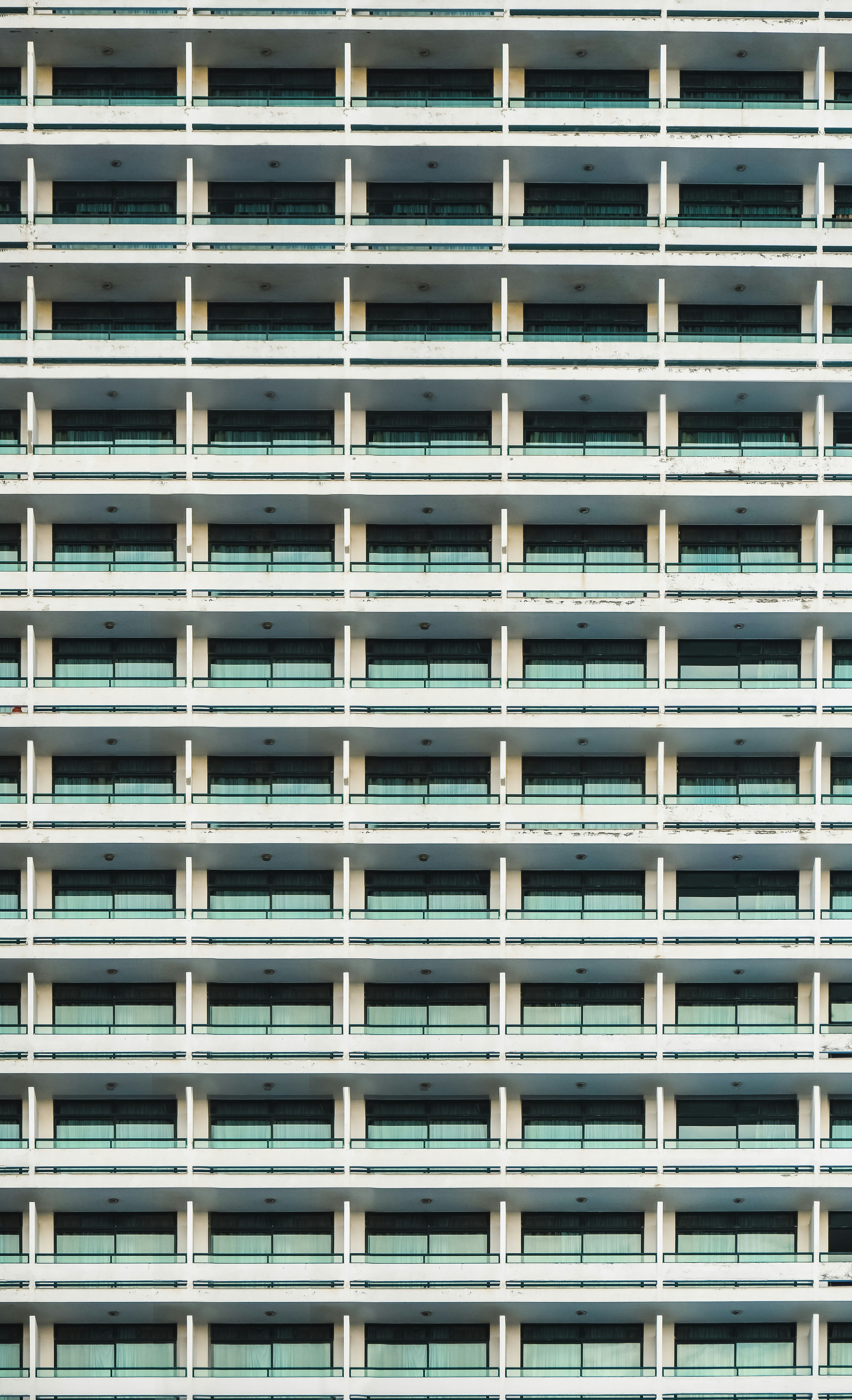 um edifício muito alto com muitas janelas