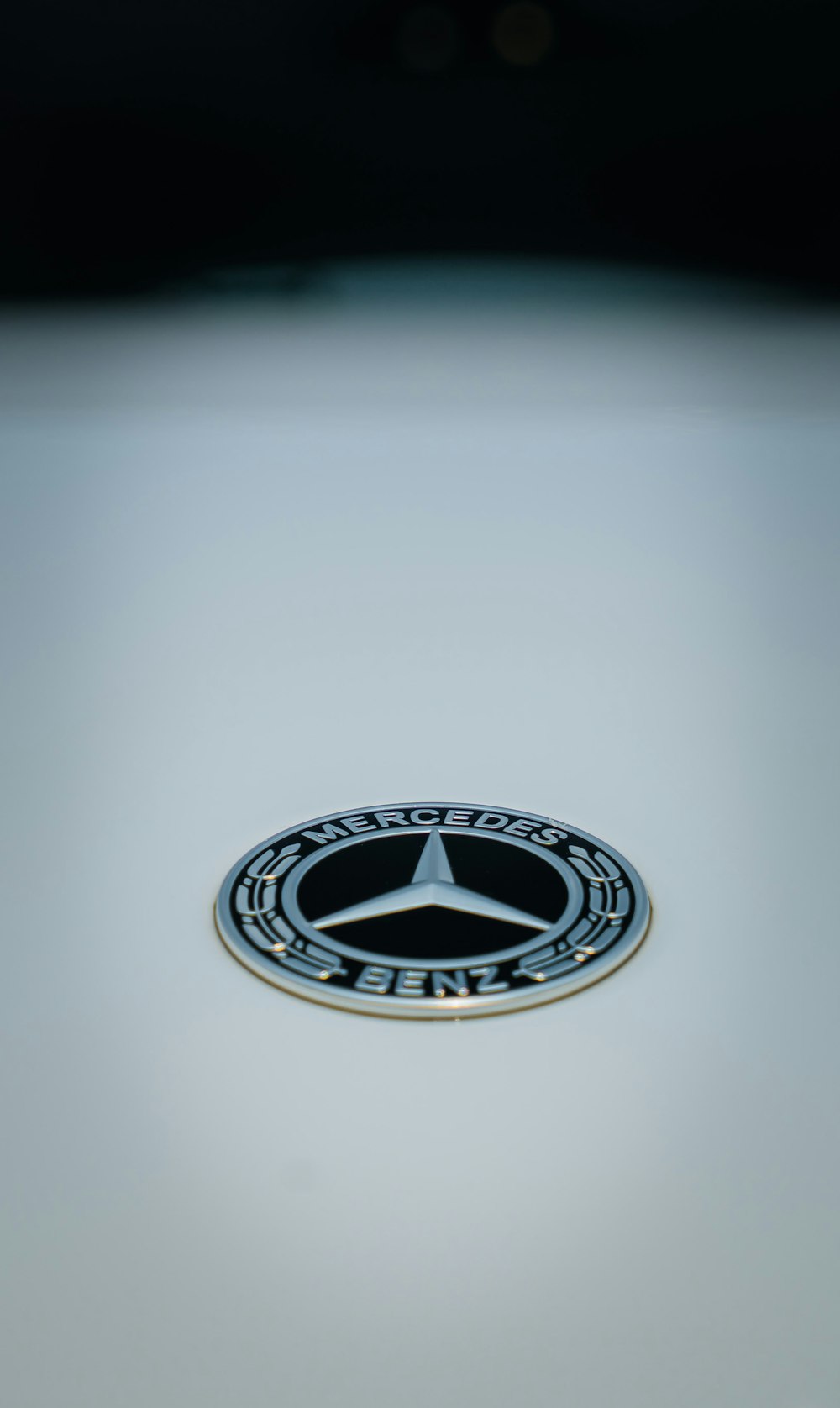 Foto zum Thema Ein Mercedes-Emblem auf der Motorhaube eines Autos