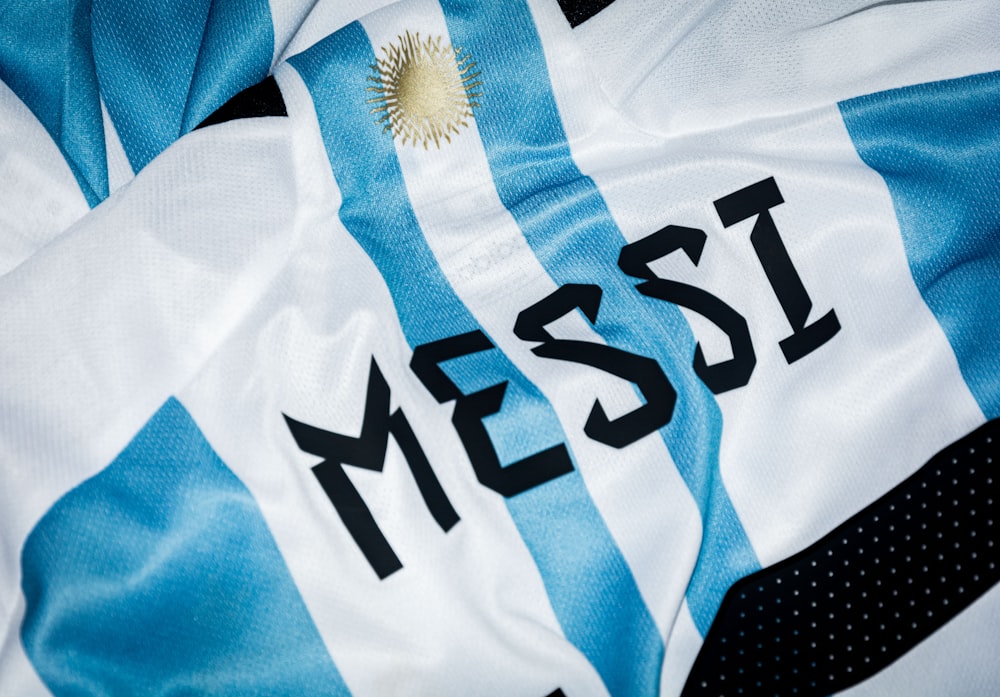 Un primo piano di una maglia da calcio con la parola Messi su di esso