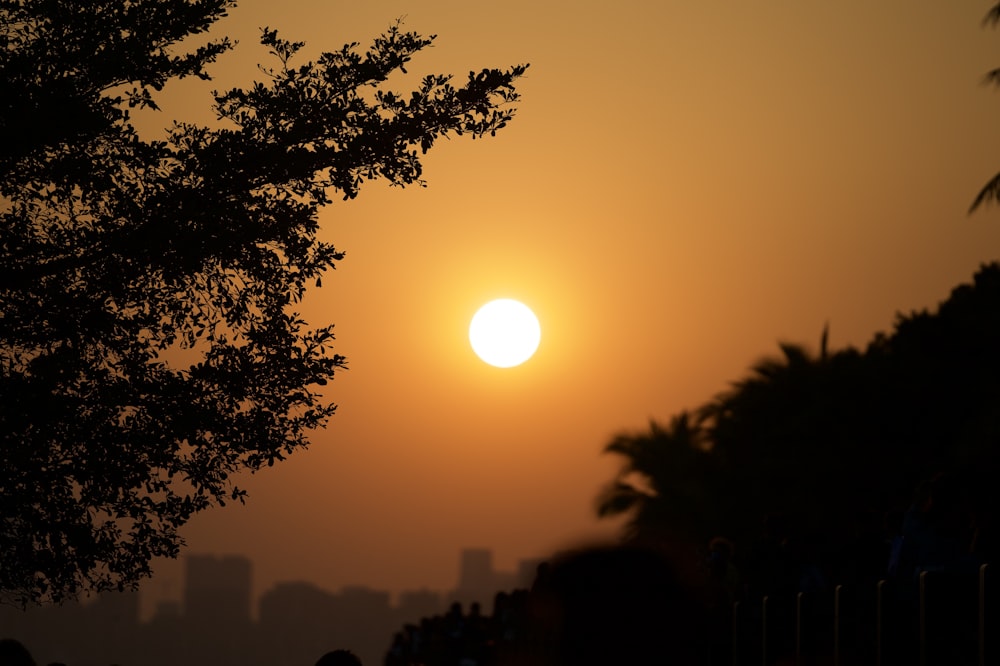 Il sole sta tramontando sullo skyline di una città