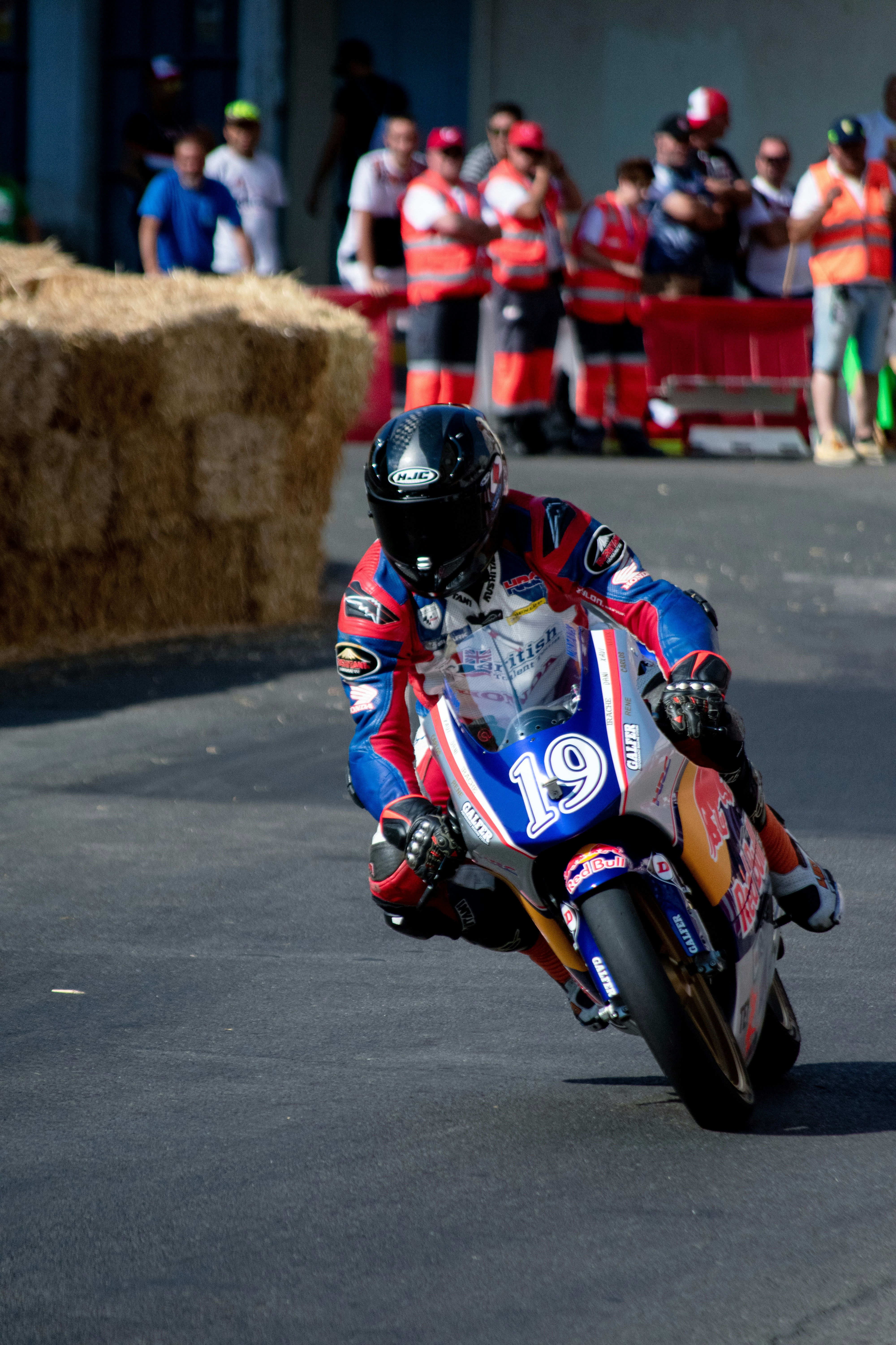 A person riding a motorcycle on a race track photo – Free La bañeza ...