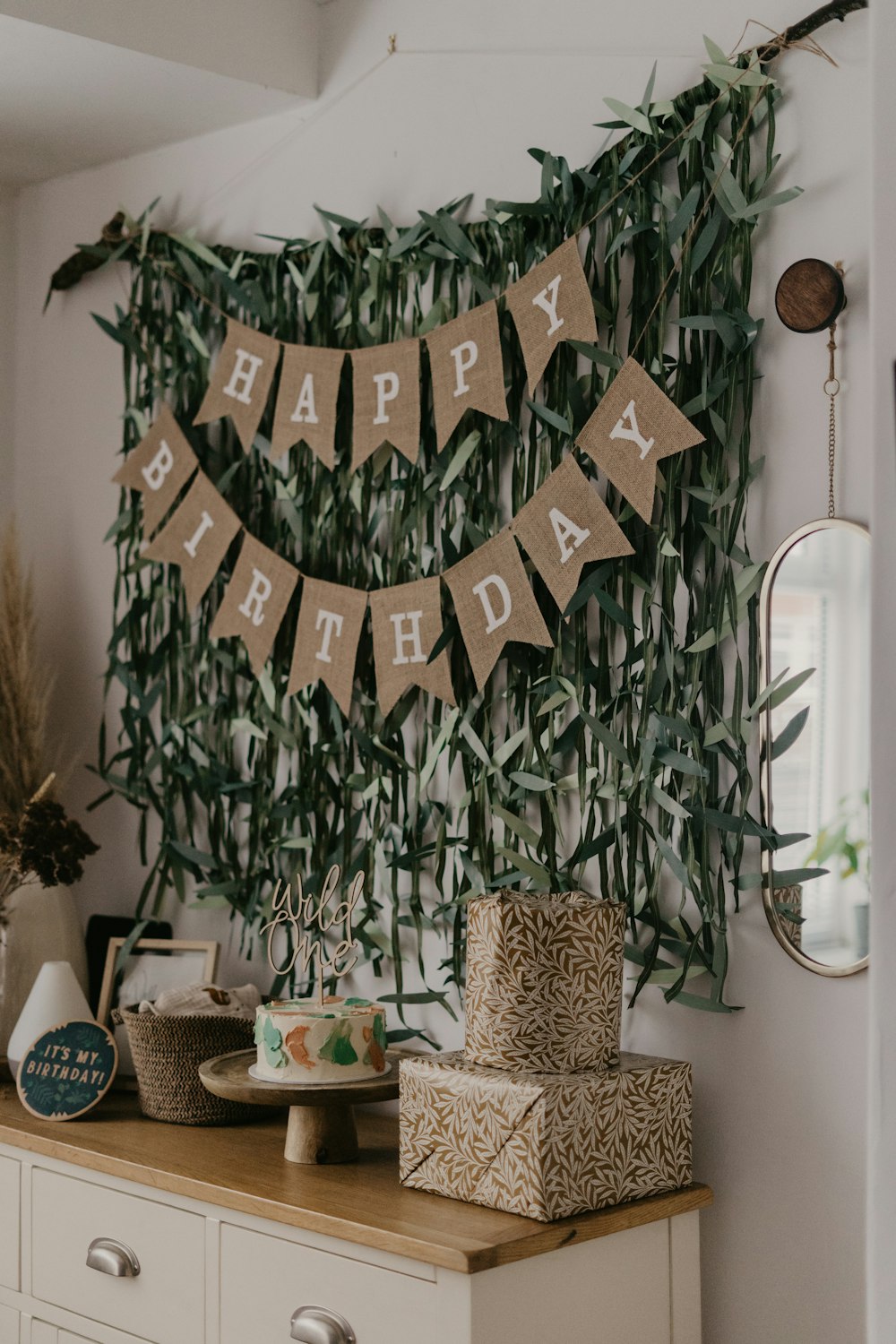 um banner de feliz aniversário pendurado em uma parede