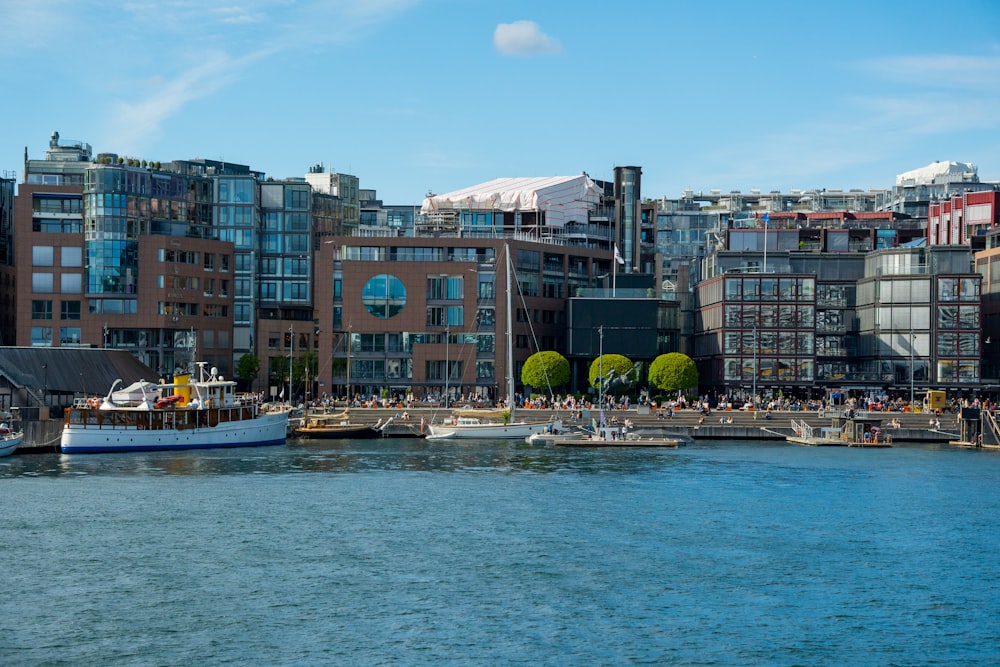 um porto com barcos e edifícios ao fundo