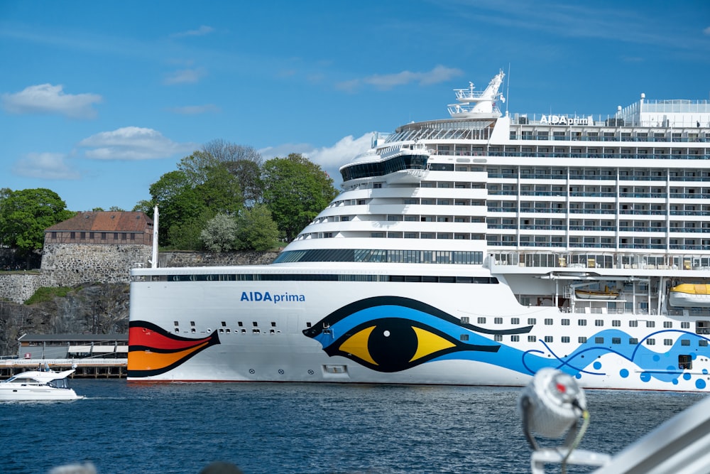 Ein Kreuzfahrtschiff mit einem großen Auge darauf gemalt