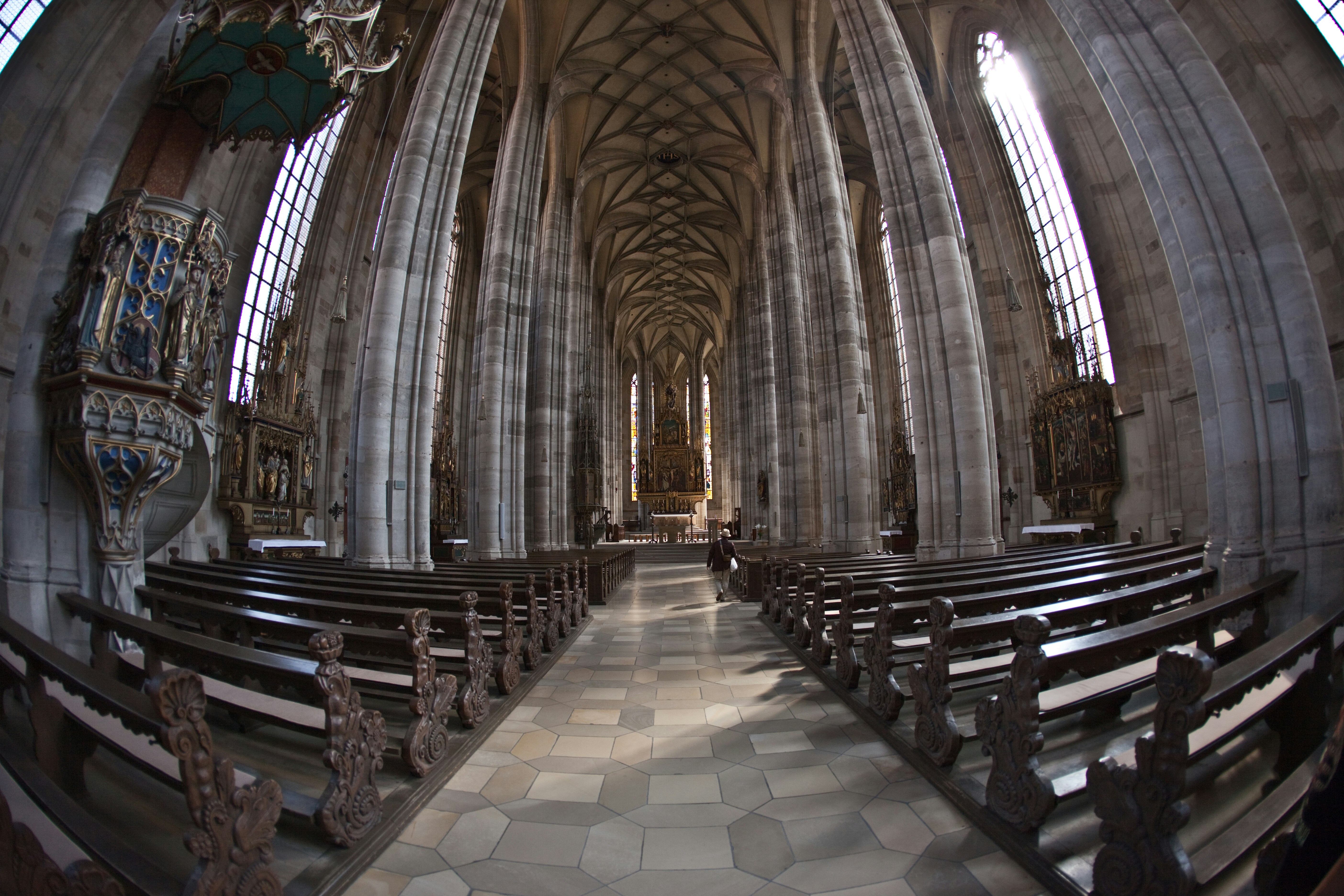 uma grande catedral com bancos e um lustre