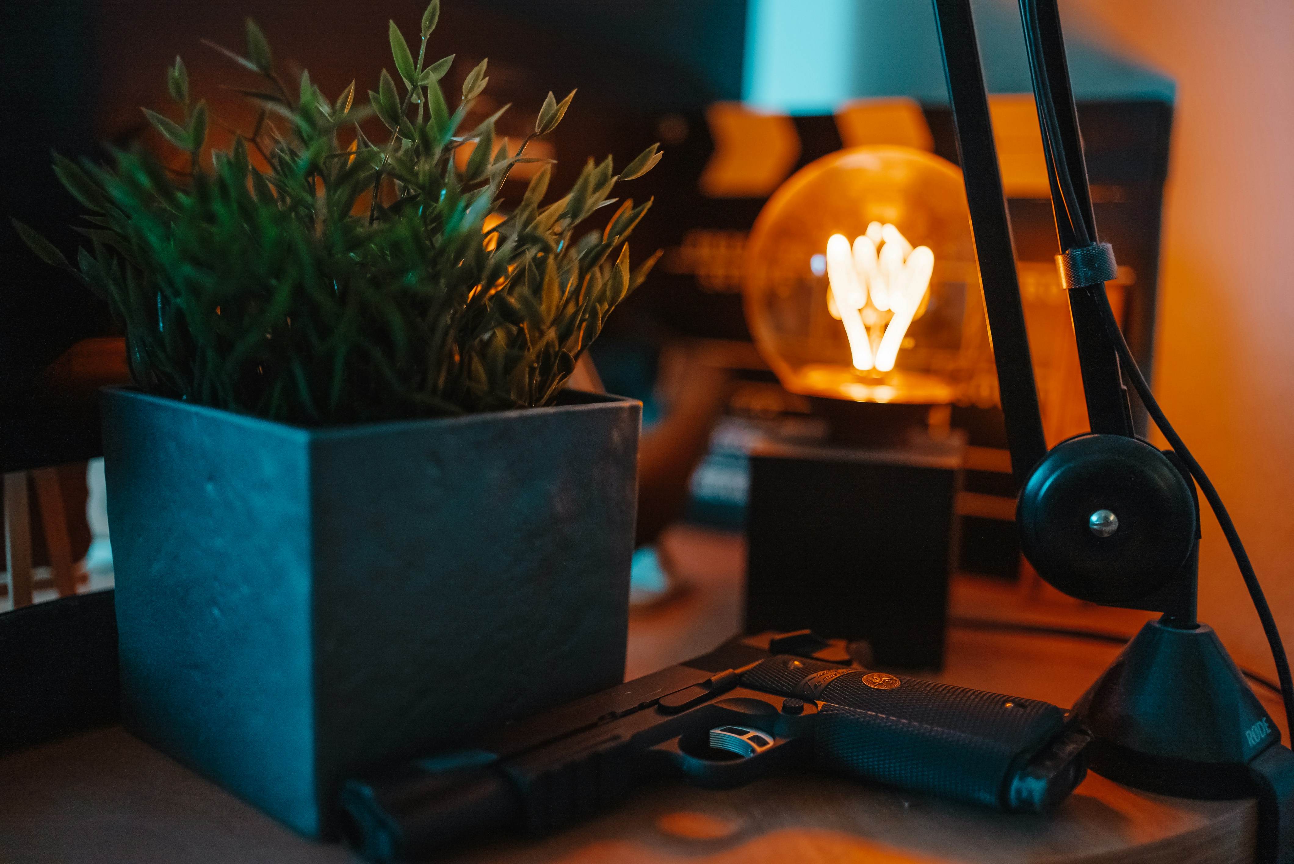 테이블에 총과 전구