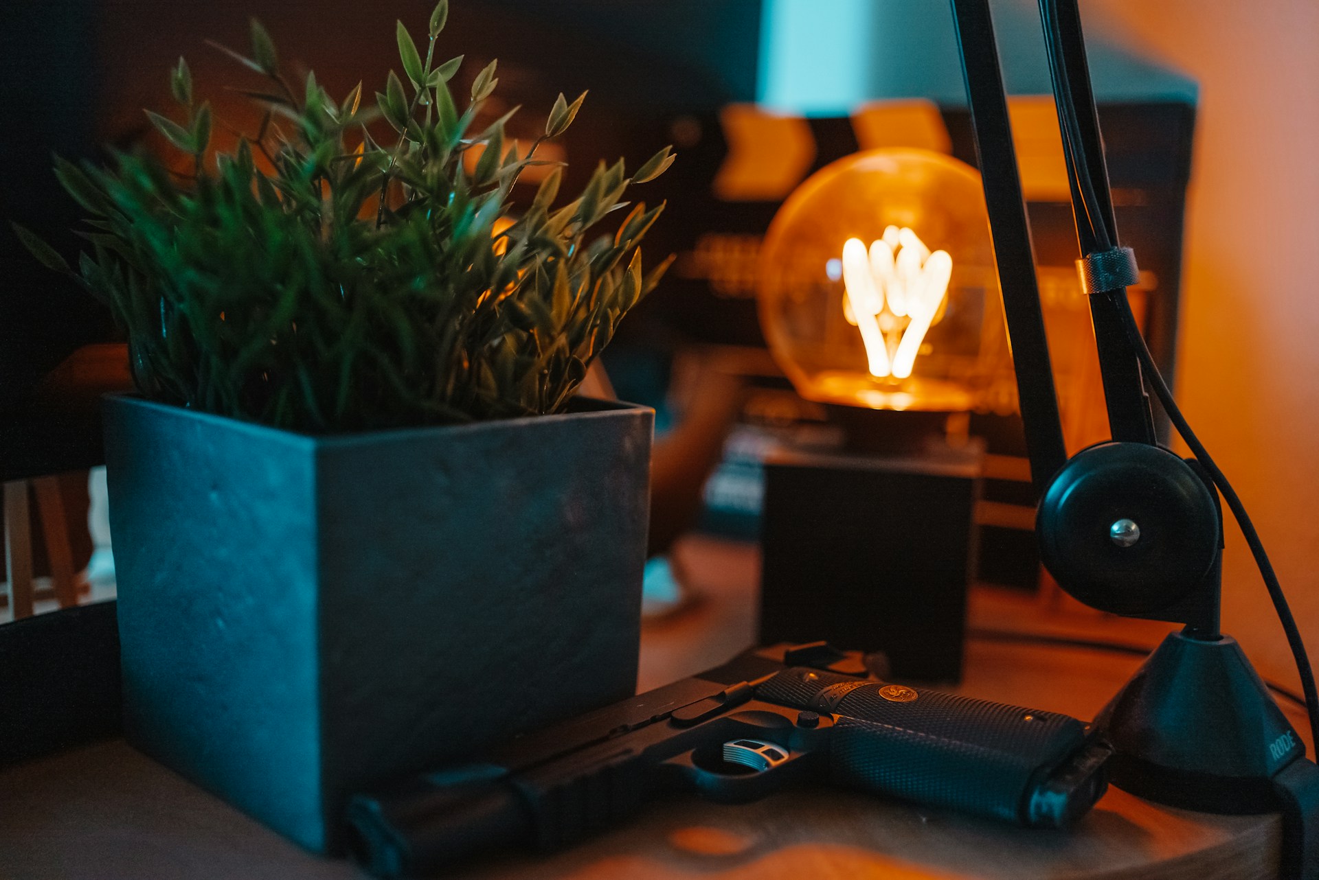 gray computer monitor