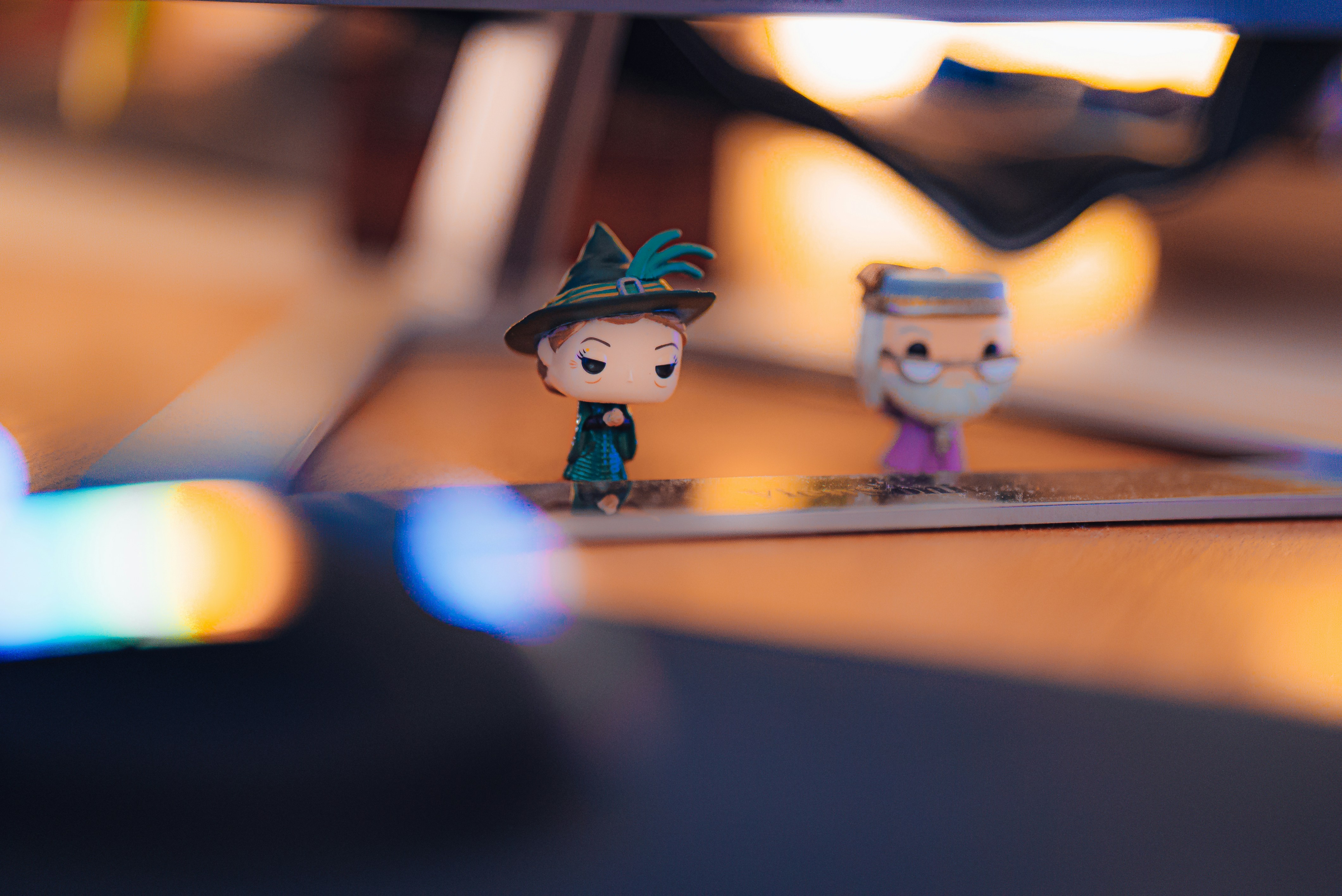 um par de pequenas figuras sentadas em cima de uma mesa