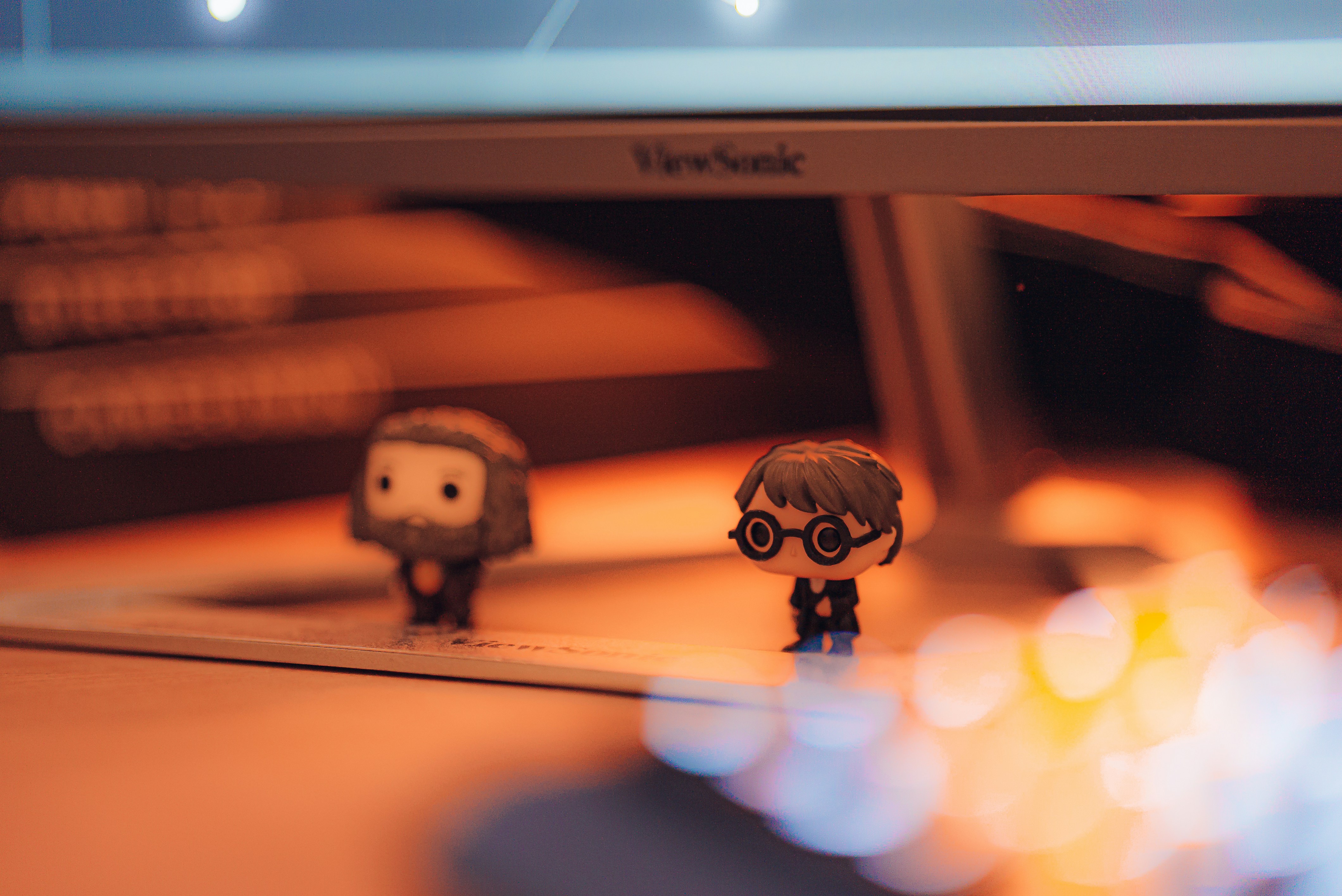 um par de pequenas figuras sentadas em cima de uma mesa