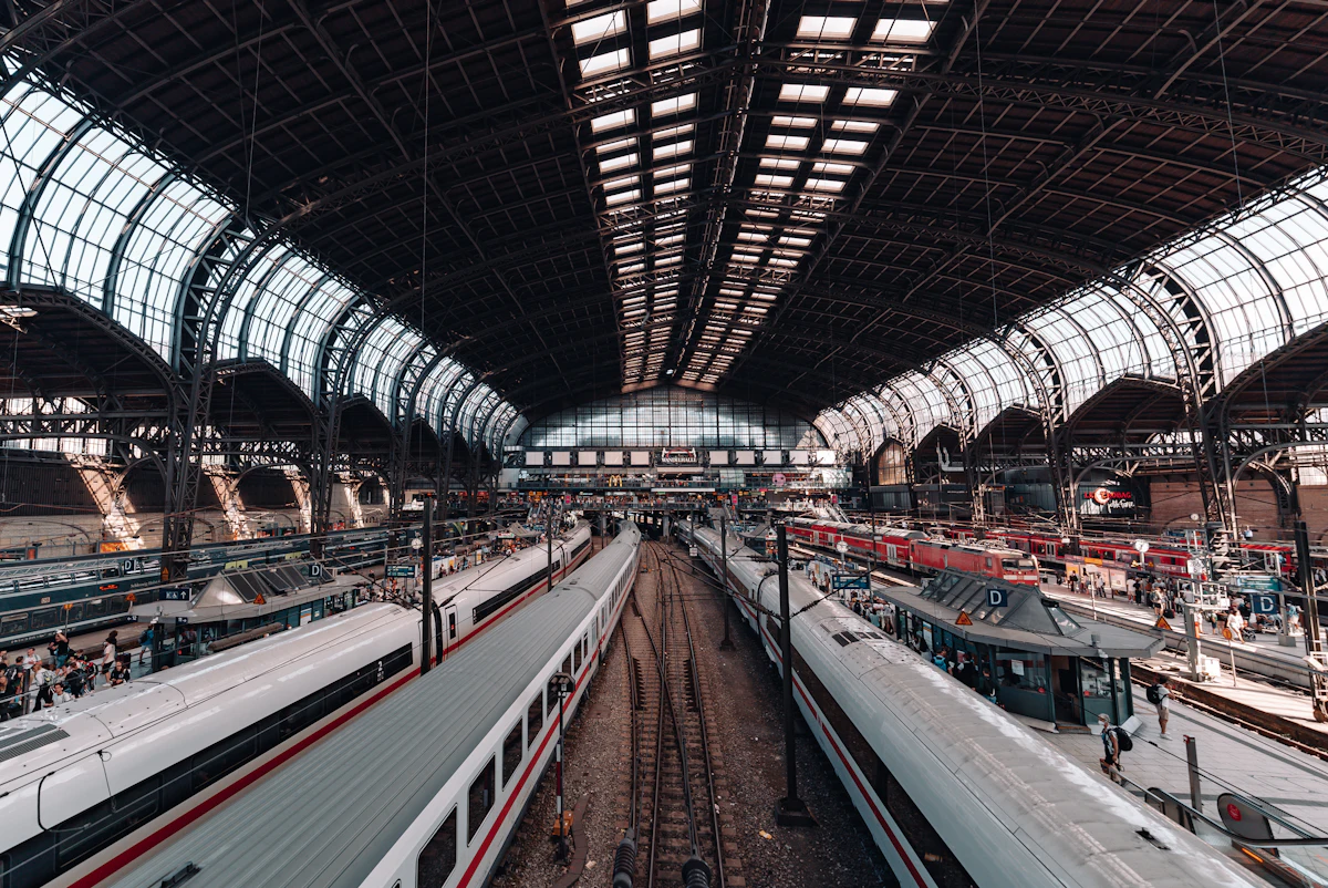Stationshal van Hamburg Hauptbahnhof met treinen onder het glazen dak