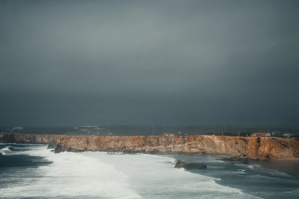Playa tormentosa con olas — paisaje Pichilemu salvaje