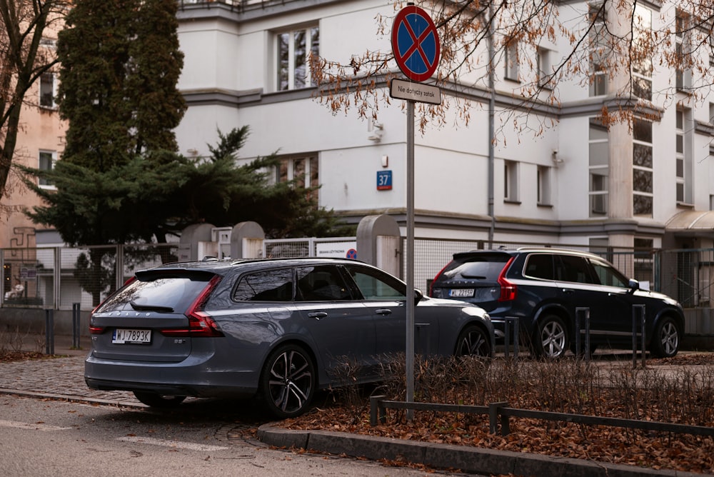 Zwei Autos am Straßenrand geparkt