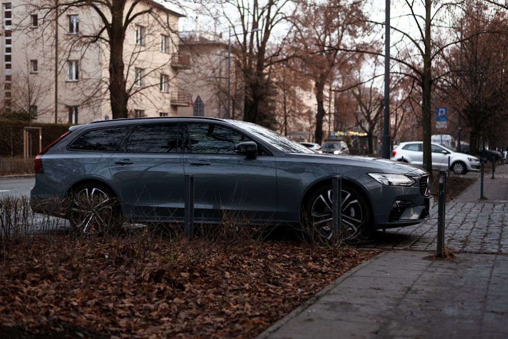 ein Auto am Straßenrand geparkt