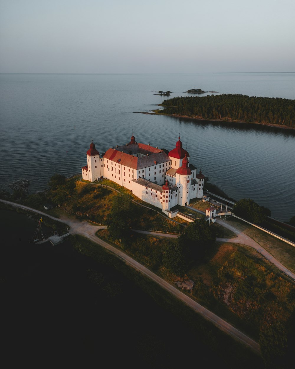 Una vista aérea de un castillo en una pequeña isla