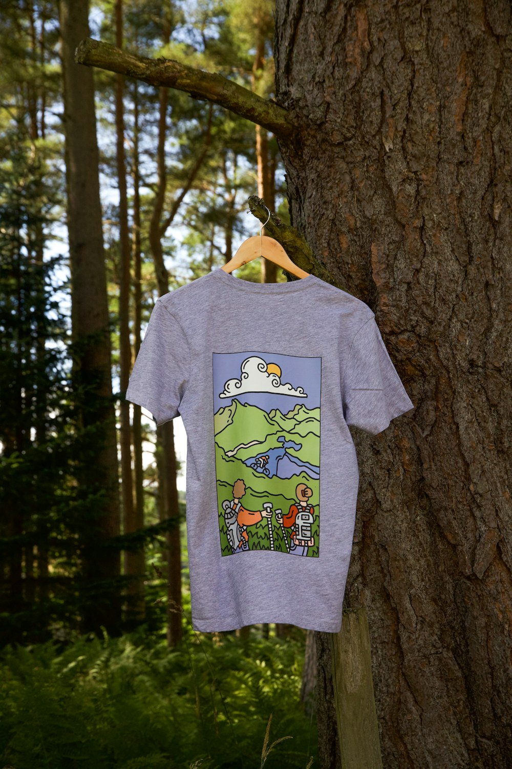 Ein T-Shirt hängt an einem Baum im Wald