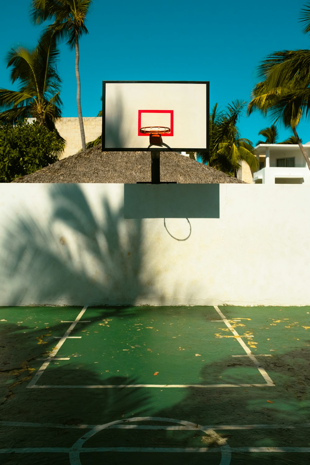 uma quadra de basquete com uma bola de basquete no ar