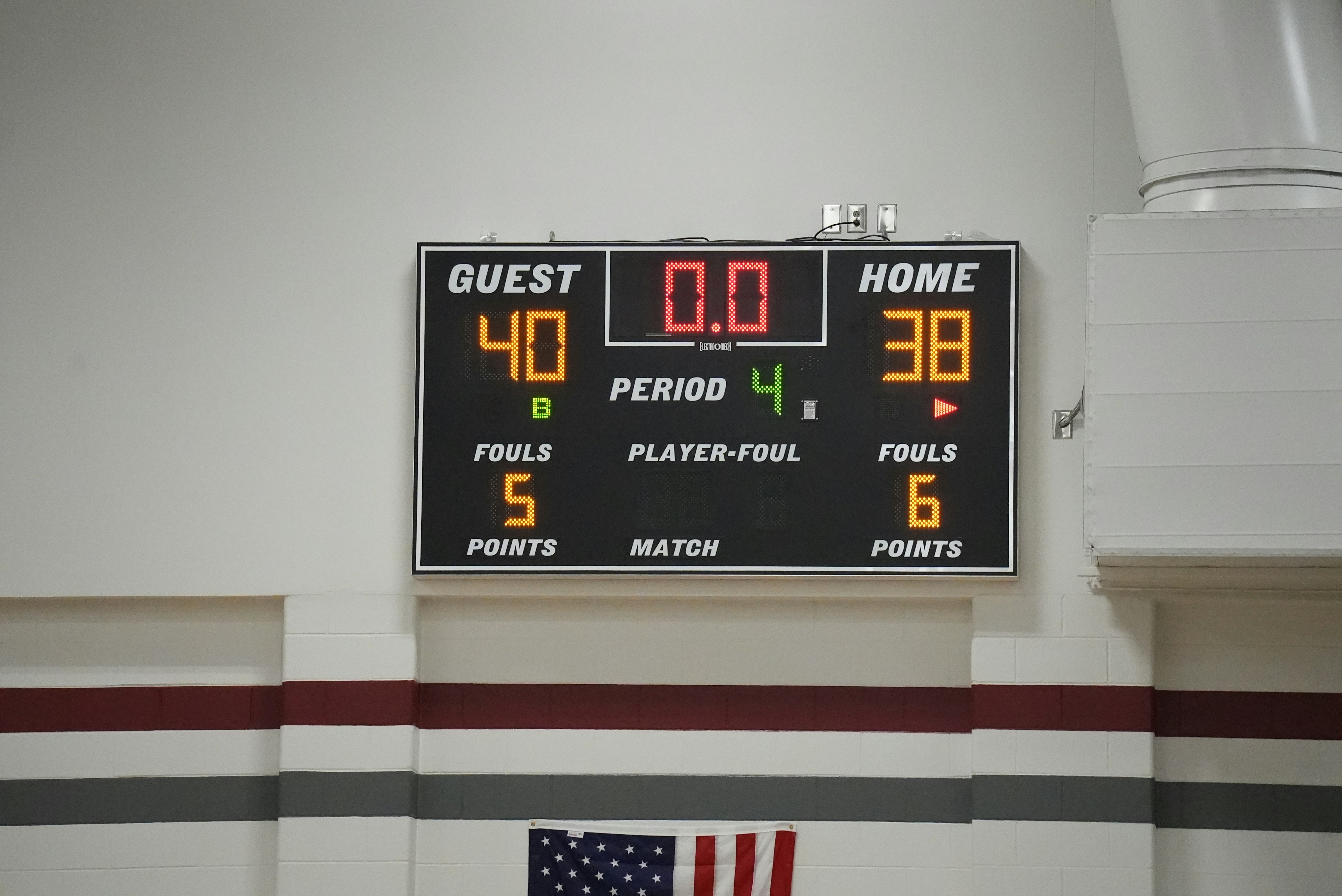 Marcador electrónico de baloncesto en primer plano durante un juego