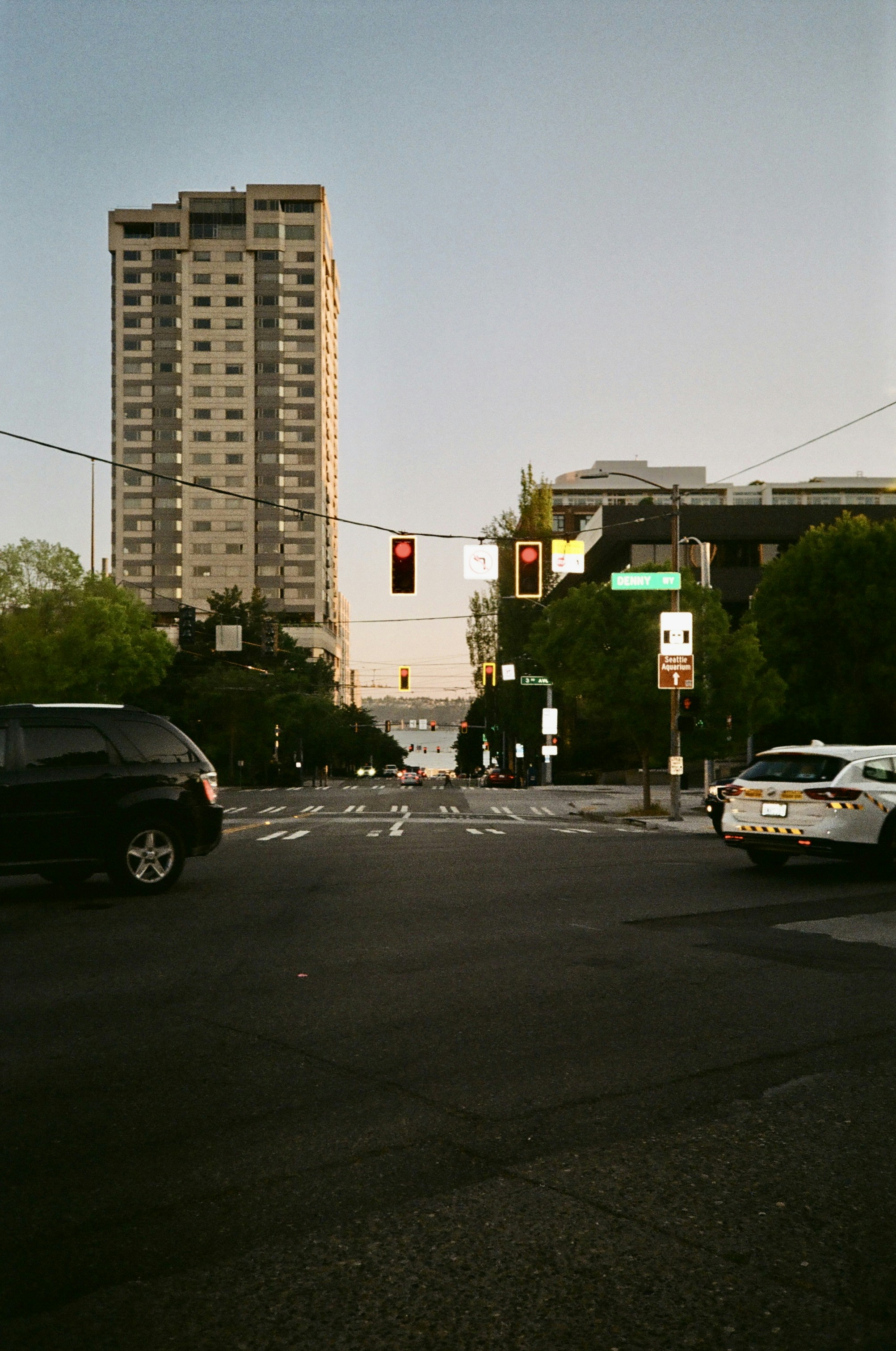 A city street with cars and a traffic light photo – Free Photography ...