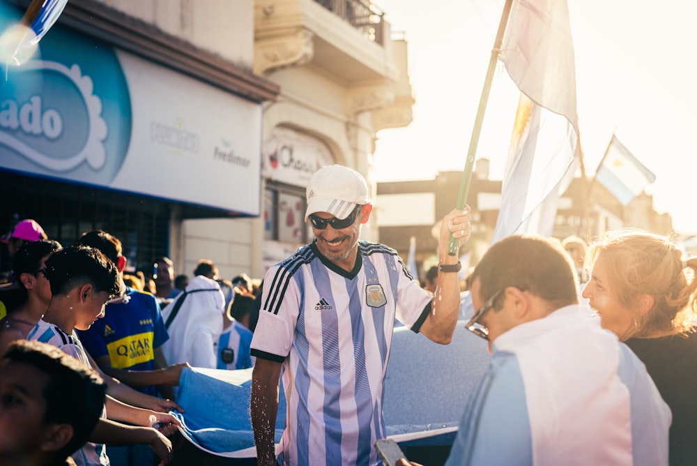 Un hombre con uniforme de árbitro sosteniendo una bandera