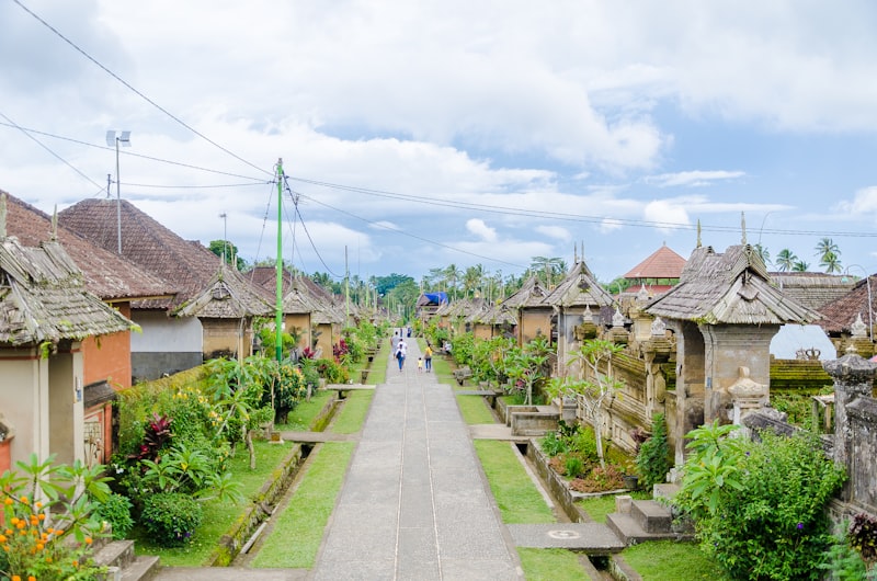 Jalan setapak desa wisata tradisional dengan rumah khas pedesaan