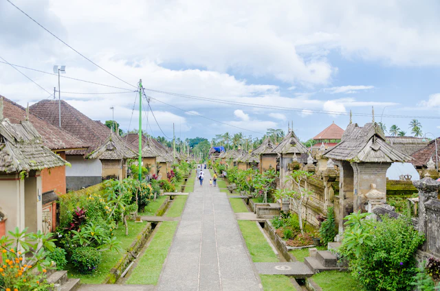yoni massage in Ubud, a quiet village lane of walled Balinese compounds