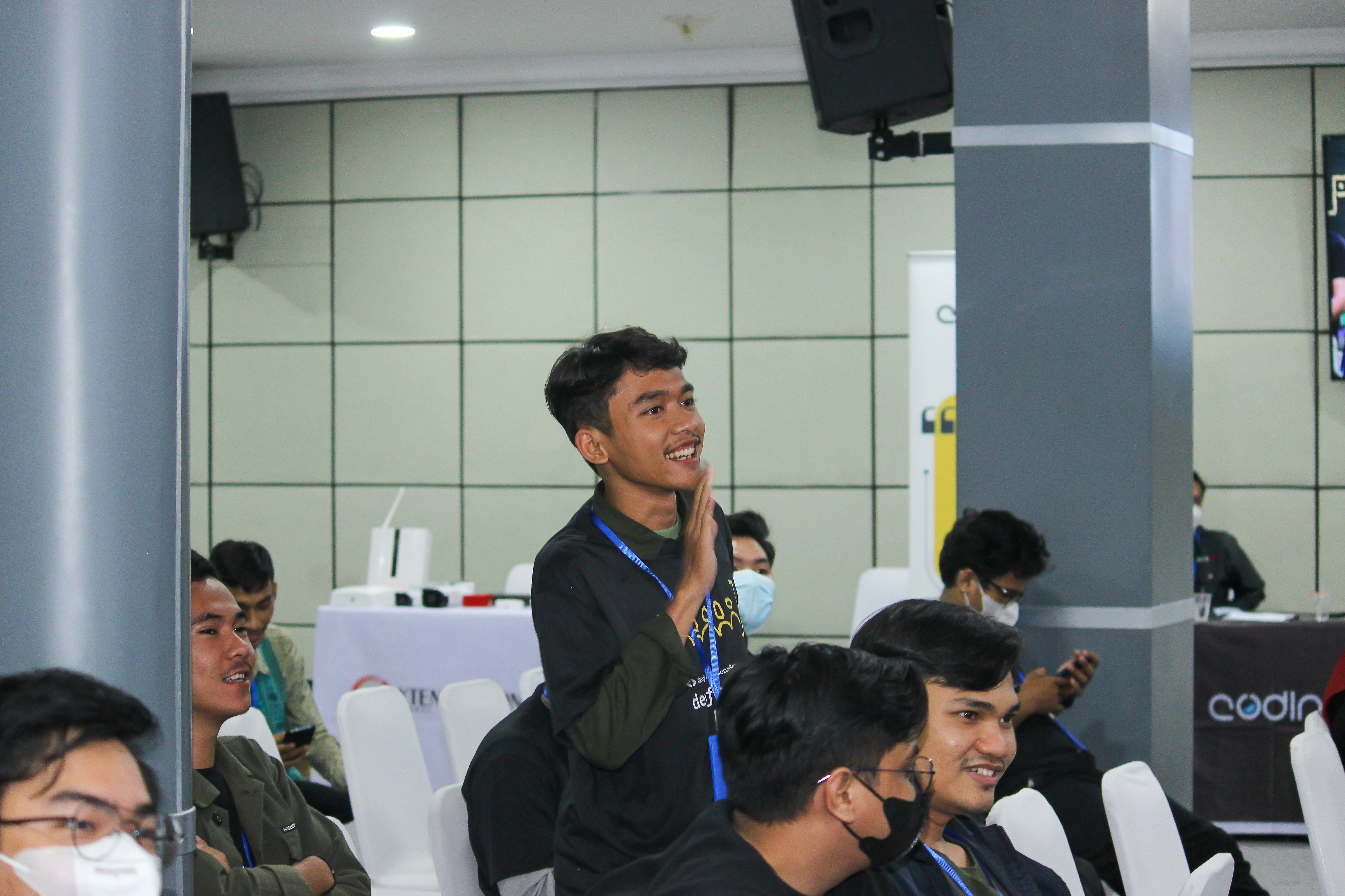 Cara mengajukan pertanyaan dengan sopan saat seminar