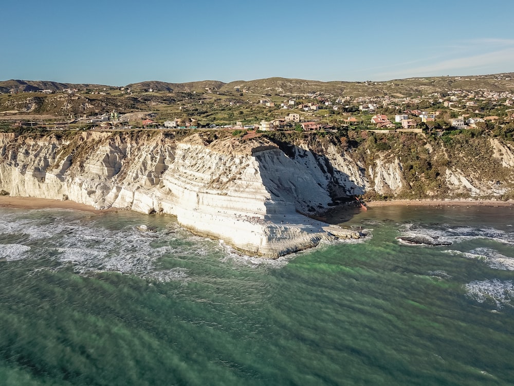 una vista aerea di una spiaggia con una scogliera sullo sfondo