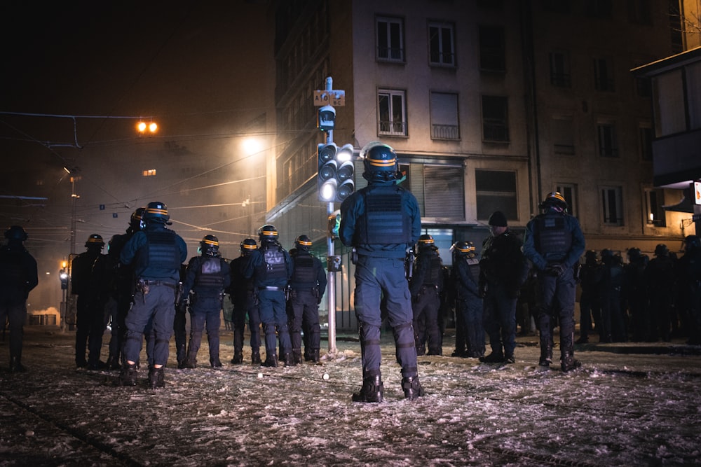 un groupe de policiers debout devant un bâtiment