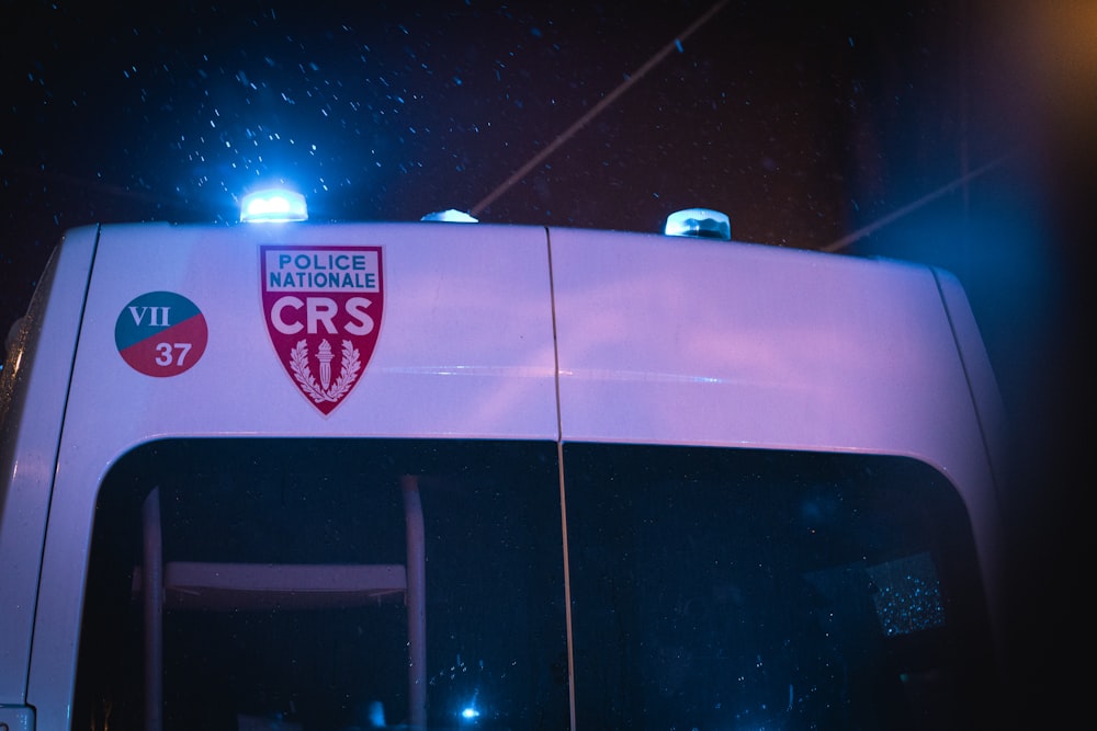 un véhicule de police avec ses phares allumés la nuit