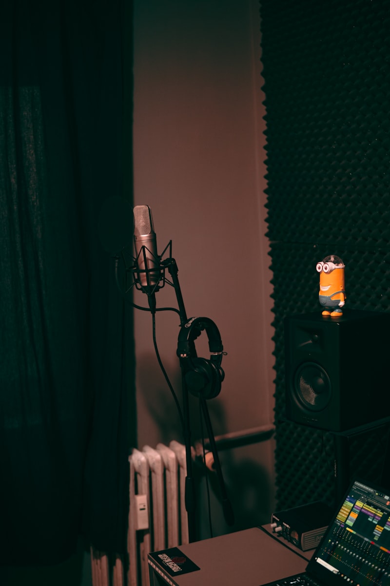 Studioarbeitsplatz mit Mikrofon und Mischpult