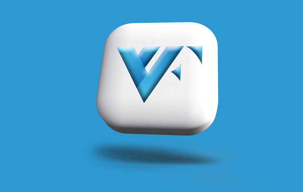 un botón cuadrado blanco con una V azul