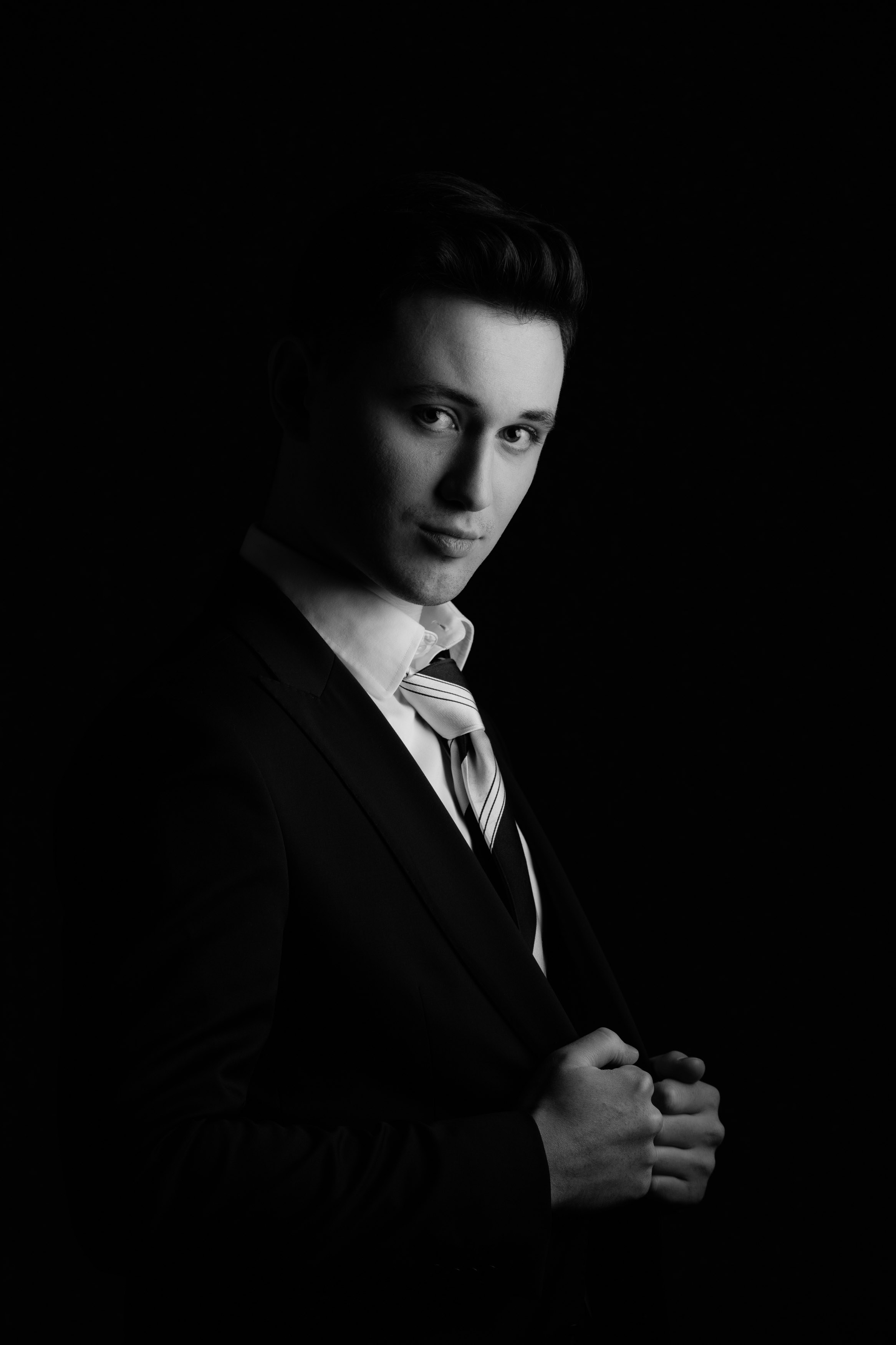 Una foto en blanco y negro de un hombre con traje