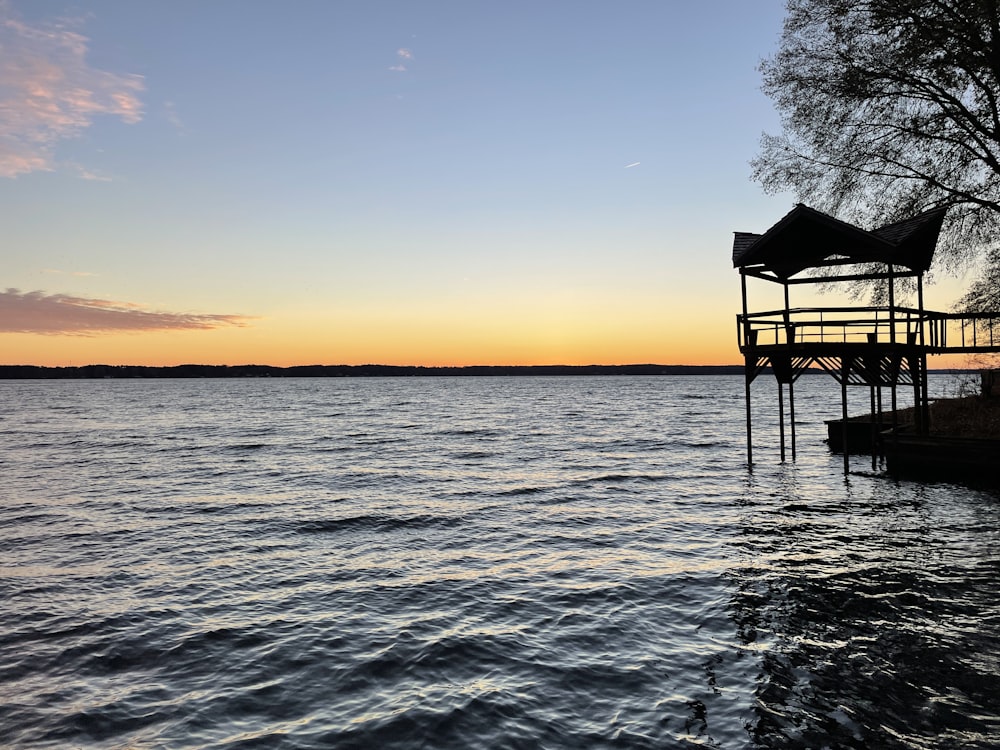 un quai au bord d’un plan d’eau