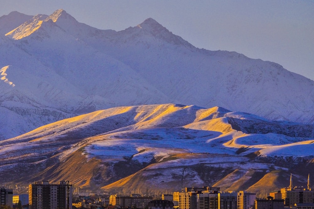 Ein schneebedeckter Berg mit einer Stadt darunter