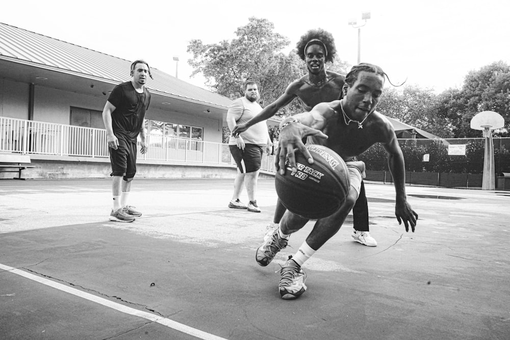 Foto Um grupo de pessoas jogando basquete – Imagem de Pessoa