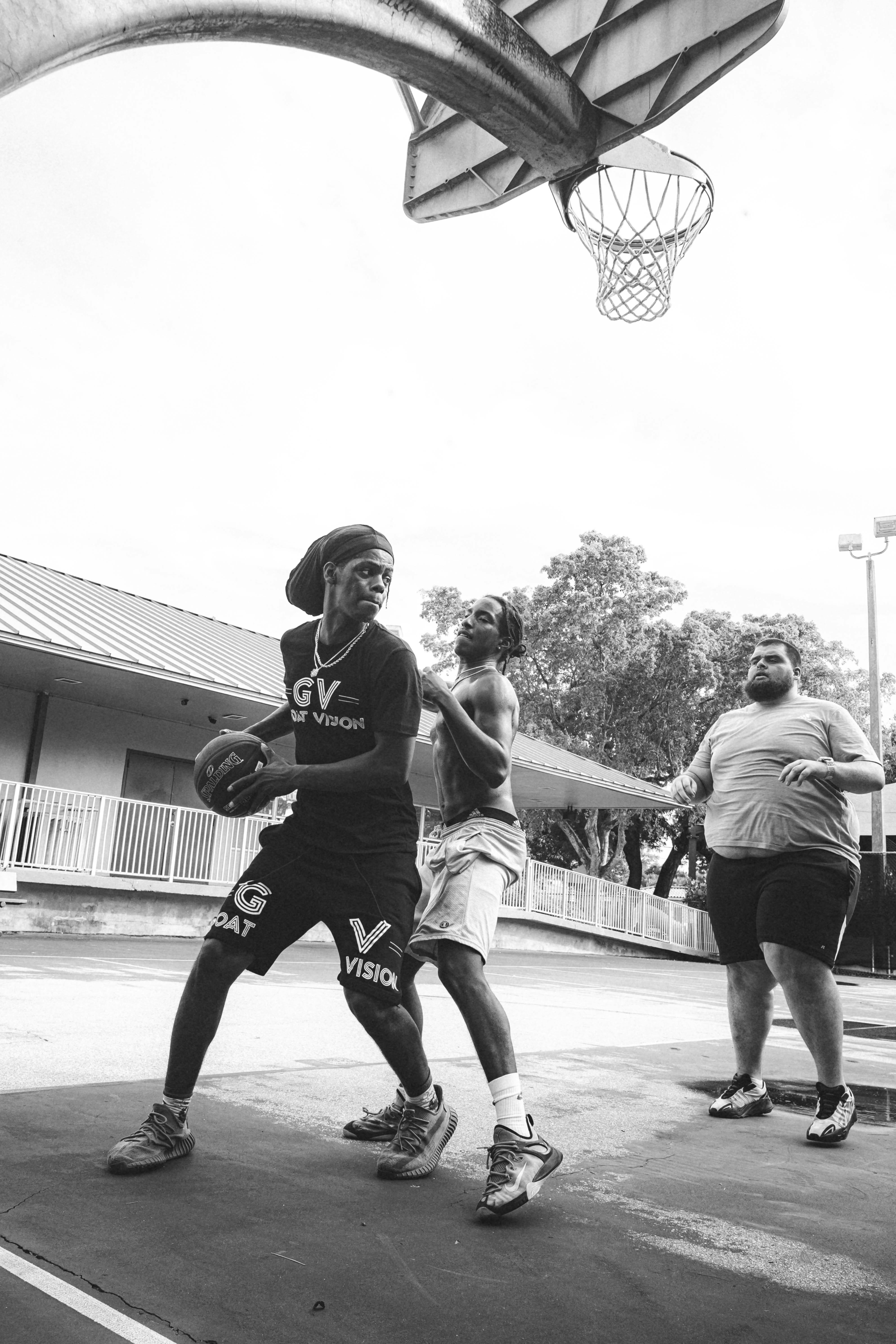 Um grupo de pessoas jogando um jogo de basquete foto – Imagem grátis sobre  Homem na Unsplash, image size:3000x4500